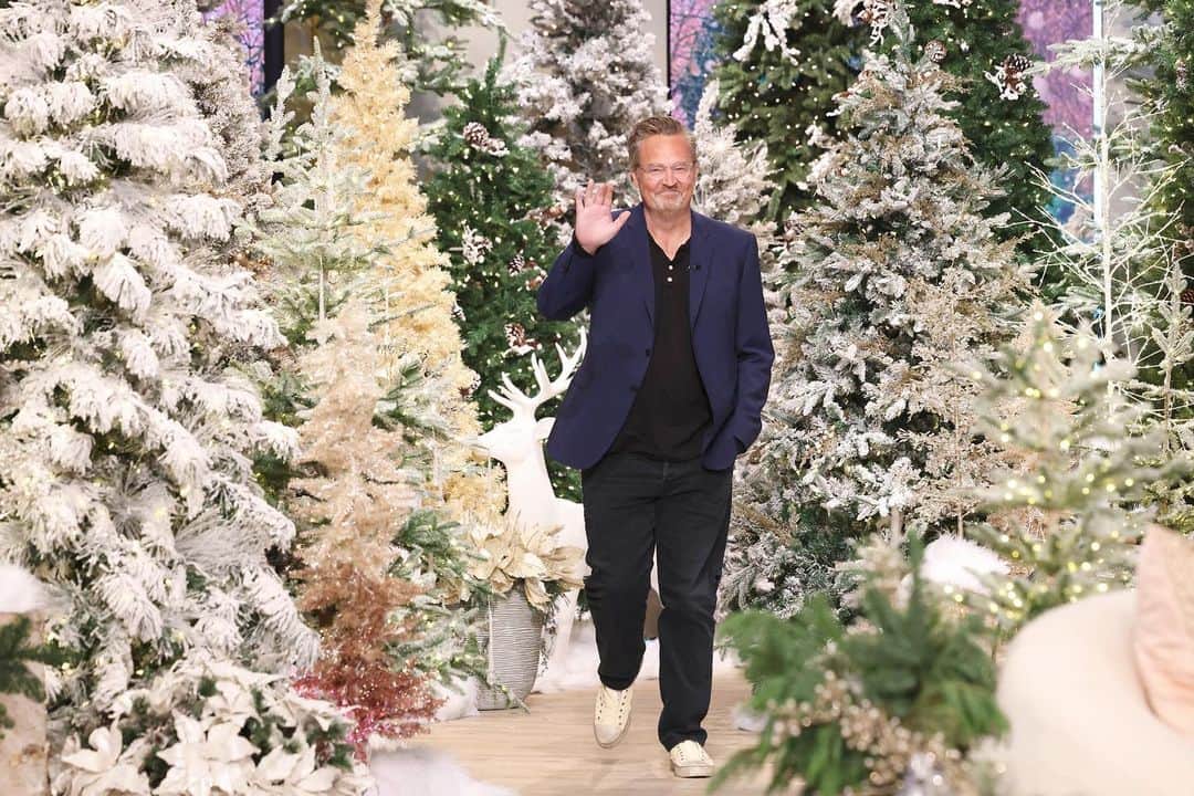 マシュー・ペリーのインスタグラム：「On @jenniferhudsonshow today talking about #FriendsLoversBook」