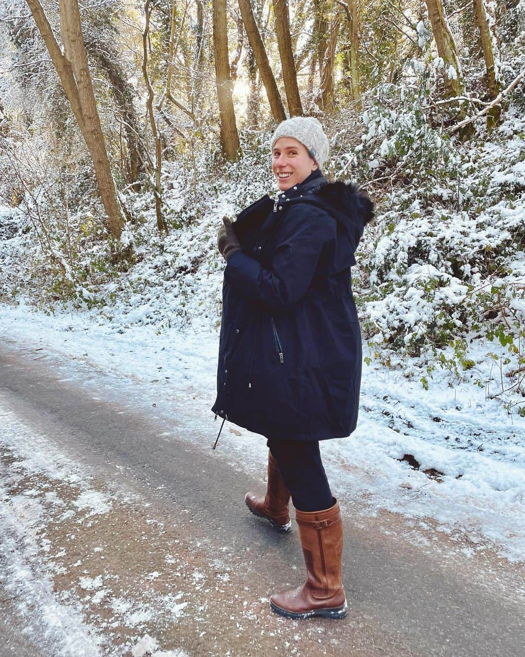 ジョアンナ・コンタのインスタグラム：「Wintry walks 😊😊」