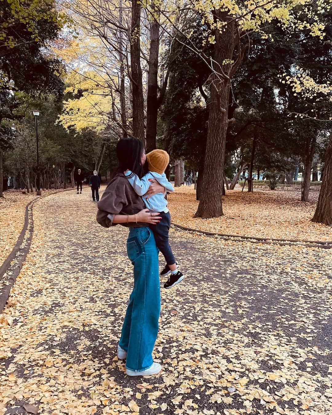 テイラー鈴木のインスタグラム：「🍂🤎」