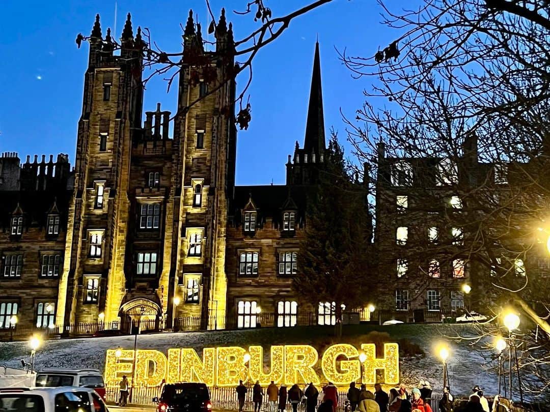 シネイド・ケアーのインスタグラム：「First day Home for Christmas..☺️🎄🏴󠁧󠁢󠁳󠁣󠁴󠁿❤️🍾🥂⛄️」
