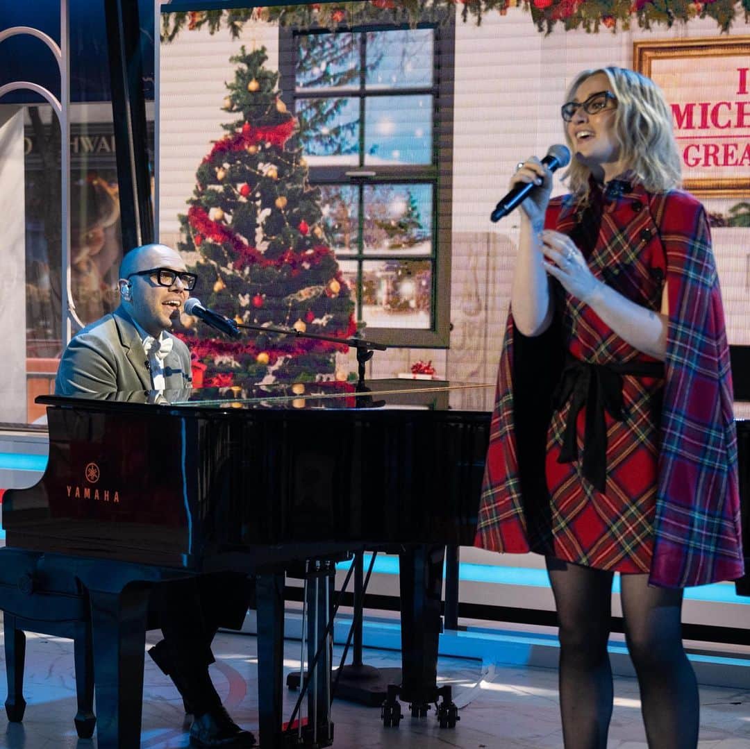 A Great Big Worldさんのインスタグラム写真 - (A Great Big WorldInstagram)「So fun (and emotional!) performing “It’s Almost Christmas” on @hodaandjenna yesterday. Also feeling grateful for @ingridmichaelson…so happy we wrote this song together and that we get to share it with so many 🤍」12月16日 7時13分 - agreatbigworld