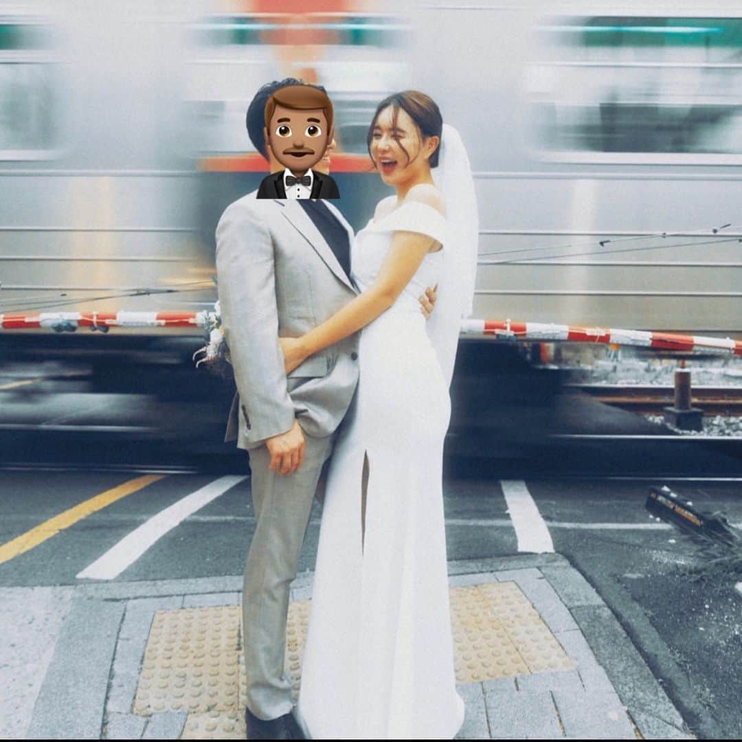リュ・ジヘのインスタグラム：「결혼식날이 크리스마스이브인데.. 날짜가 어쩔 수가 없었꾸여..흑.. 그래도 이 소식을 접하고  참석해서 축하해주고 싶다 하시는 분 혹시 계시다면 저에게 DM 주세요🫡  제 주변지인분들은 대부분 서울에 계시고  그 날은 행사도 유독 많은 날이라.  음..어른들 몸이 많이 편찮으셔서 제 고향 대구에서 결혼을 하게 되었어요  결혼하면서 청첩장 모바일 돌리는 것도 뭔가 눈치가 보이고 헷갈려서 그냥..인스타에 올려버림...  #결혼식 #잔치 #국수먹구가  #데이트스냅 #야외촬영 @individual_ism」