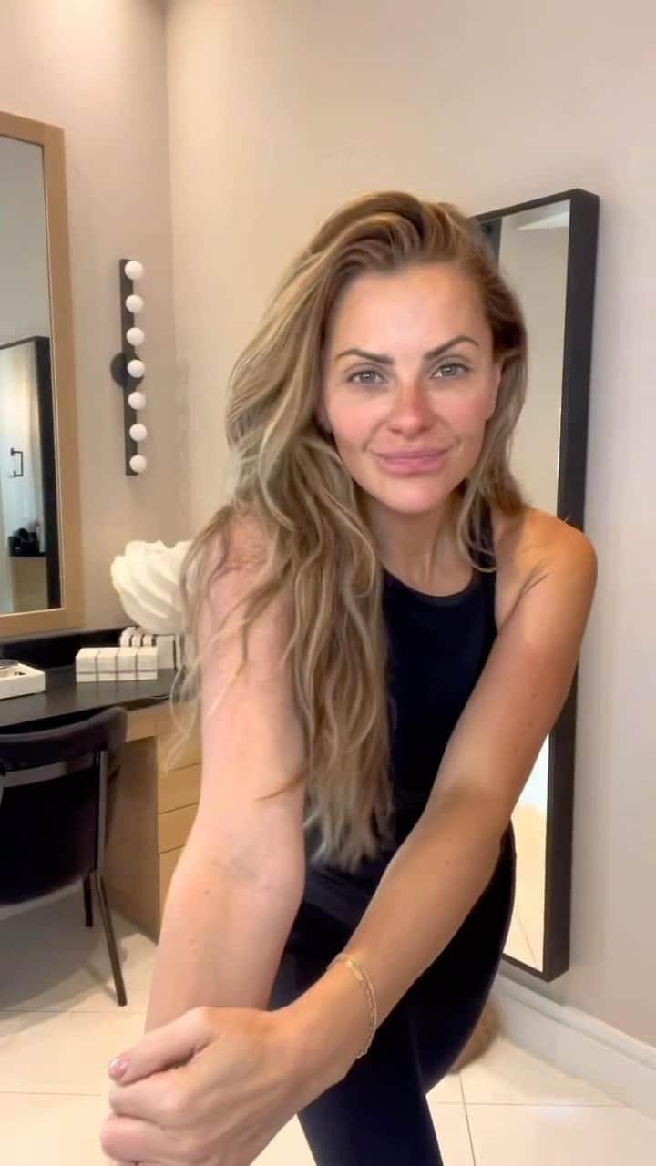 ミッチェル・マネーのインスタグラム：「#SkinMedicaPartner #YourSkinMedicaMethod   Being consistent with your skincare routine is so important! I got serious about the products I use when I turned 40 and after 2 years, I am reaping the benefits! I feel like my skin truly looks better now than it ever has! @skinmedica has been a true game changer for me.  The TNS® Advanced+ Serum in particular is all it’s hyped up to be! I use these products morning and night and have been wearing less foundation than I have my whole life.  I swear by it! Worth every penny!  Here are the products I use below:   AHA/BHA Exfoliating Cleanser  TNS® Advanced+ Serum  Lytera® 2.0 Pigment Correcting Serum  HA5® Rejuvenating Hydrator  Total Defense + Repair Broad Spectrum SPF 34/ PA ++++ Sunscreen」