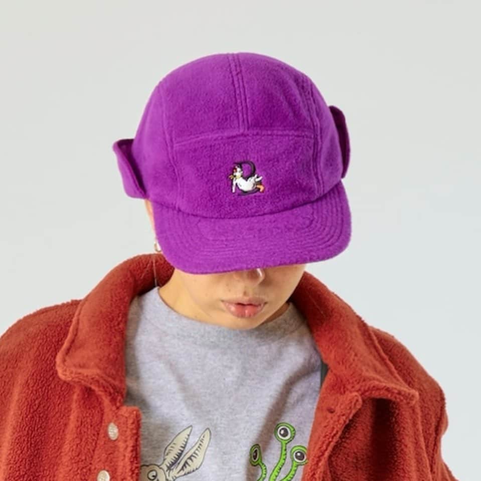 Dickies_projpのインスタグラム：「●  BLC FLEECE CAP B-CAT  AlexanderLeeChangの人気アイテムのフリース地の耳当て付きCAP。  ALC既存のAのロゴをBACANCESのBにして猫のキャラはBACANCESディレクターの飼い猫”ITAWASSSA”風にアレンジしたアイテム。  刺繍ロゴデザイン、配色をAlexanderLeeChangデザイナーALEX LEE氏が担当。  耳当てを下ろすと出てくるWネームブランドタグも特徴的。  ＊中国工場のロックダウンの影響により納期スケジュールに大幅な遅れが発生してしまいまして申し訳ございませんでした。  #bacances #bacances_jp #bacances_allinclusive #alexanderleechang」