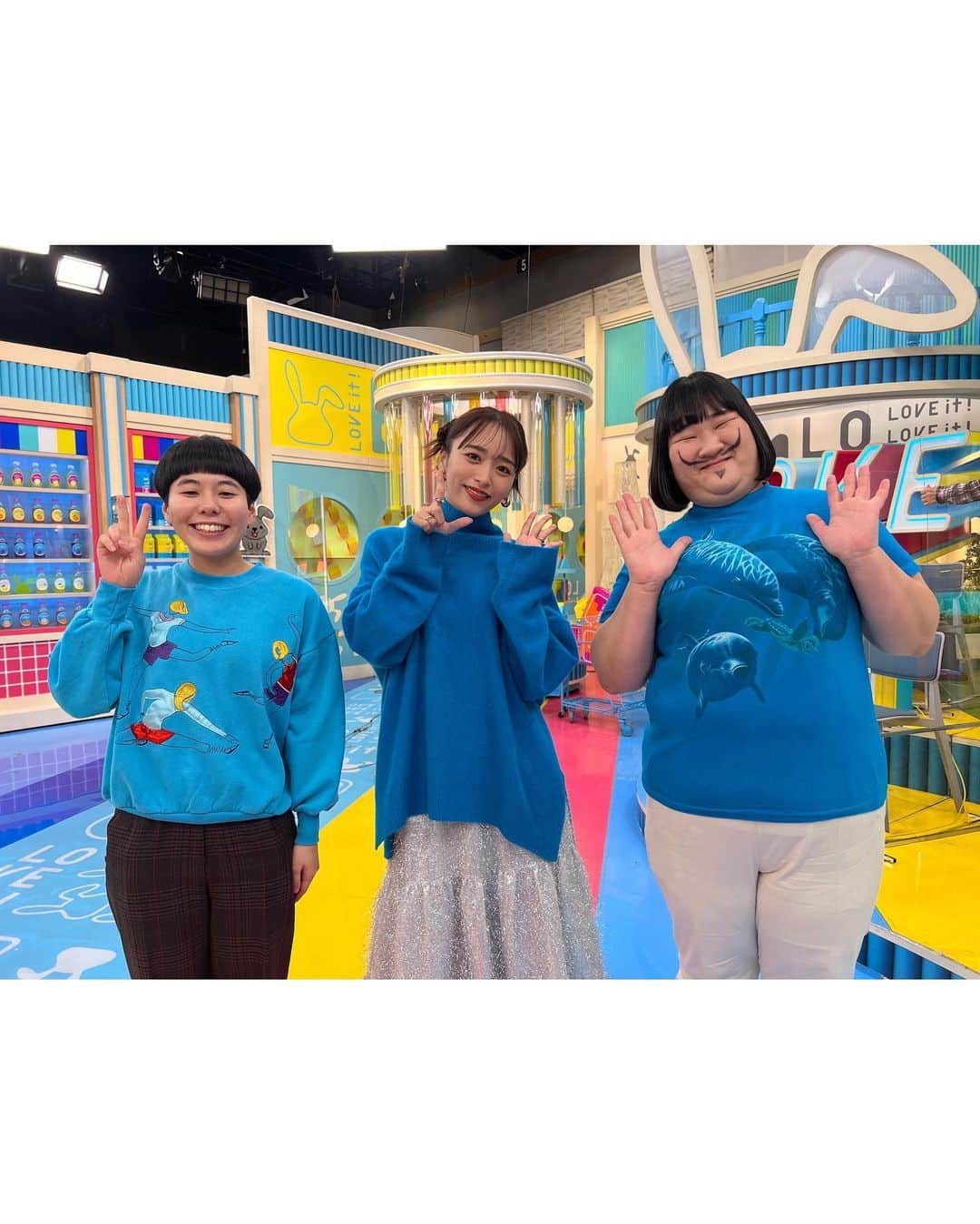 近藤千尋のインスタグラム：「金曜日ラヴィットでした❤️🐰 朝楽屋までまこちんが プレゼント🎁持ってきてくれた😢😢 私の大好きなトリュフー！！！💕 本当にありがとう😭🙏  ヨネダ2000さんのお二人と 衣装のお色が一緒で 嬉しくて写真撮っていただきました🥹💕 M-1頑張ってください！！❤️  ラッキーカラーが ブルーって聞いてから ブルーばかり着ているわたしw💓  今日もありがとうございました❤️🫶🏻  tops @elendeek skirt @maisonspecial_women jewelry @threefourtime_official shoes @randa_pic  #近藤千尋衣装」