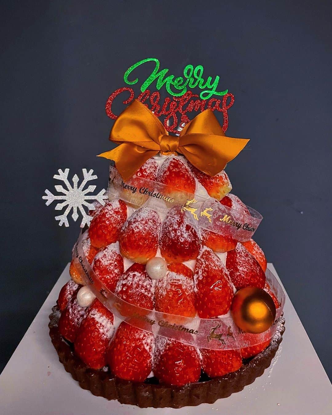 チャン・ジニョクさんのインスタグラム写真 - (チャン・ジニョクInstagram)「❤️ Merry Christmas ❤️ 크리스마스 케이크 한정수량 30개만 주문 받습니다❤️    세상에 단 하나뿐인 케이크로 예쁜 추억 남겨보아요 ❤️  - 문의는 Dm -  하나의 케이크로 두가지 맛을 볼 수있는  777만의 특별한 크리스마스 케이크🎄  -초코 타르트&다크초코 가나슈 필링+우유 생크림의 조합으로 만들어집니다  - 케익 사이즈는 2호로 제작 됩니다. (케이크 토퍼 디자인은 랜덤)  #크리스마스케이크 #주문제작케이크 #크리스마스 #케이크 #크리스마스케이크 #777카페」12月16日 12時00分 - jjangga777