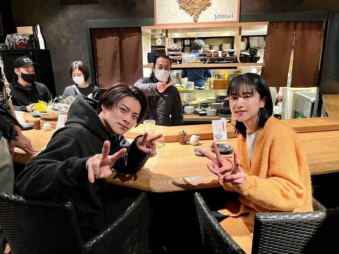 のインスタグラム：「クロサギ第9話まであと10時間‼️  続いては、黒崎＆氷柱の2s📸 二人のラストデート🫧 氷柱が黒崎に伝えたいこと… とても素敵なお二人になってます✨  第8話はTVerでチェック💛 https://t.co/QFL50lIfyi  #クロサギ #平野紫耀 #黒島結菜 #真ん中にいるのは照明部さん #TBS」