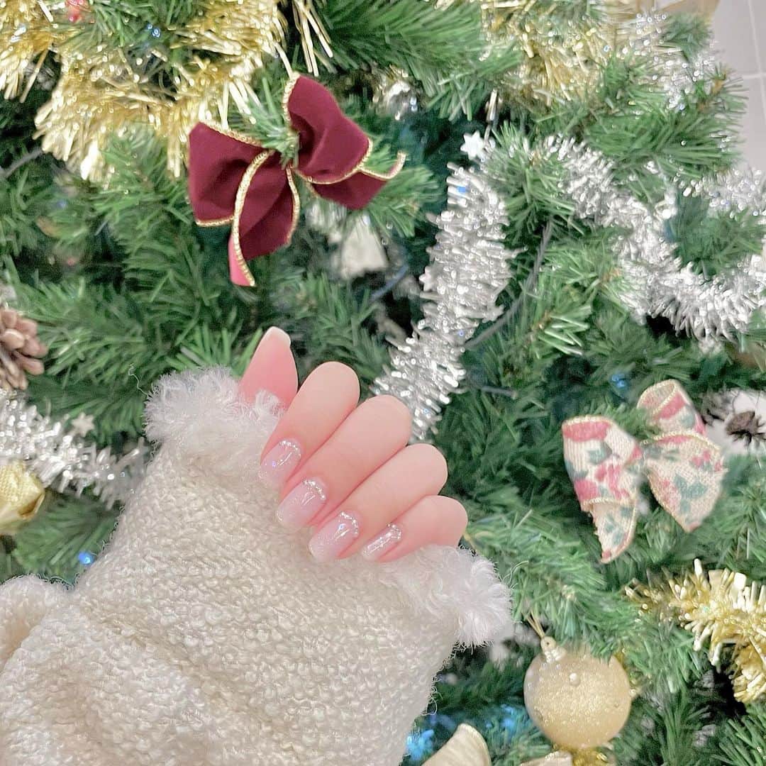 森みはるのインスタグラム：「今回もお上品で可愛いネイル🤍 おうちの下のツリーと🎄」