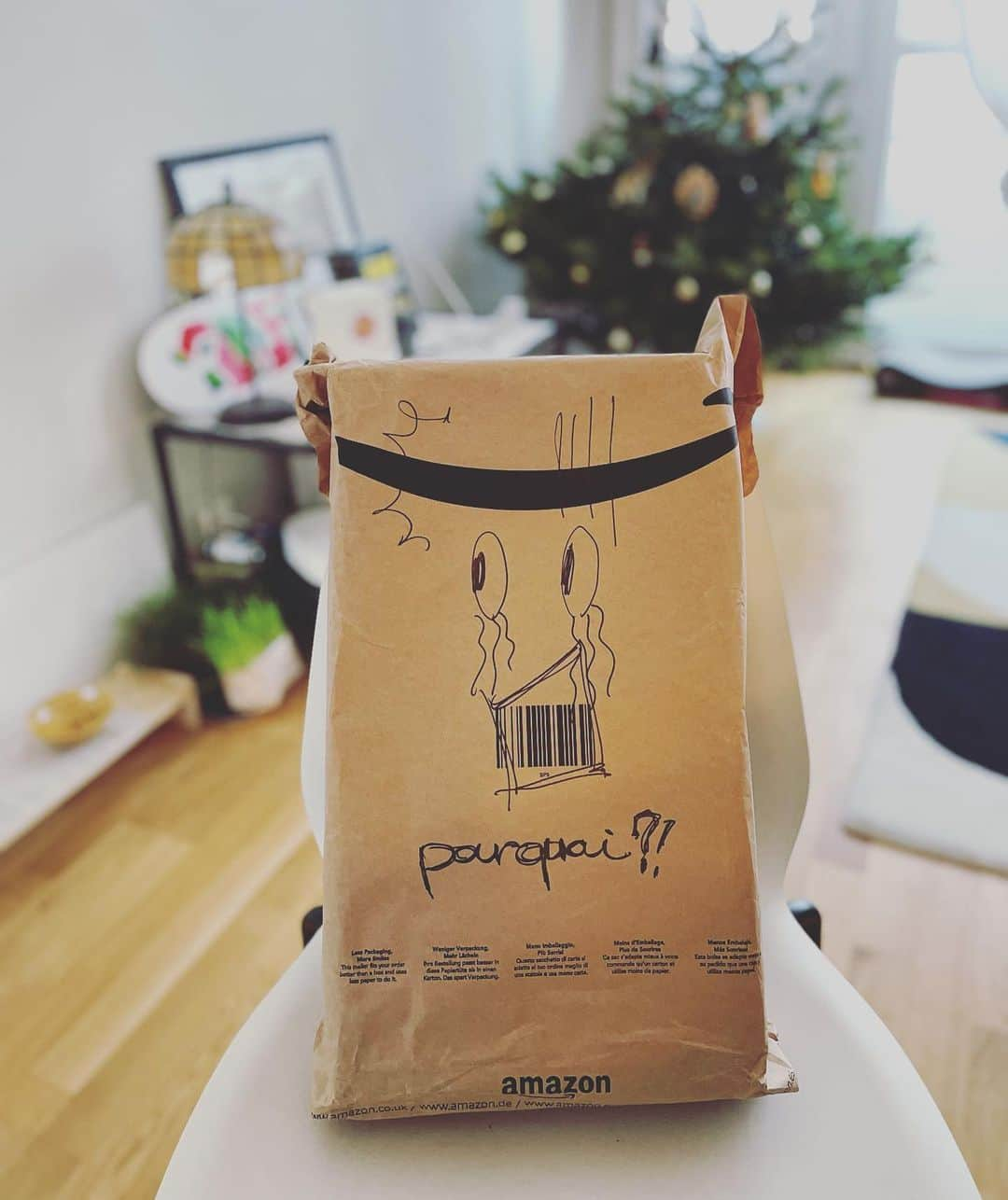 猫沢エミさんのインスタグラム写真 - (猫沢エミInstagram)「Amazonよ……おまえもか。  この国では荷物の受け取りの際に、かならず文句を聞かねばならないようです。文句・プライスレス✨  密林の人・マダム‼️今朝電話したけど出ないってどういうこったい💢  私・あー…はいはい、なぜか鳴らなかったのよー。あるじゃない、そういう時。  密林の人・アンタのせいでこちとら大変だったんだぞ‼️  私・はあ❓（何がだよ💢）  というわけで、この忿懣やるかたなしな気持ちをアートで表現してみました。  彼が言った。「まぁ、やつらにも文句言わなきゃやってられない心情があるんだろ」……と、笑いながら。  おお……ここは、みつお共和国✨  #猫パリ　#猫沢エミのインターナショナル五十路ライフシフト  #猫沢エミリーパリへ行く　#みつを共和国🇫🇷」12月16日 23時05分 - necozawaemi