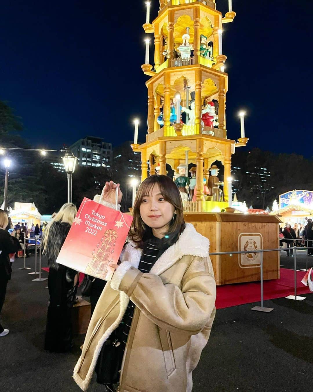 すえきひなたのインスタグラム：「@tokyochristmas  . . @official_junata と行ってきたよ！ 寒いけど雰囲気と美味しい料理でながーく居てしまった🎄 . . 今年はクリスマス土日だね！ 私は仕事だよ😂 . #東京クリスマスマーケット#日比谷公園」