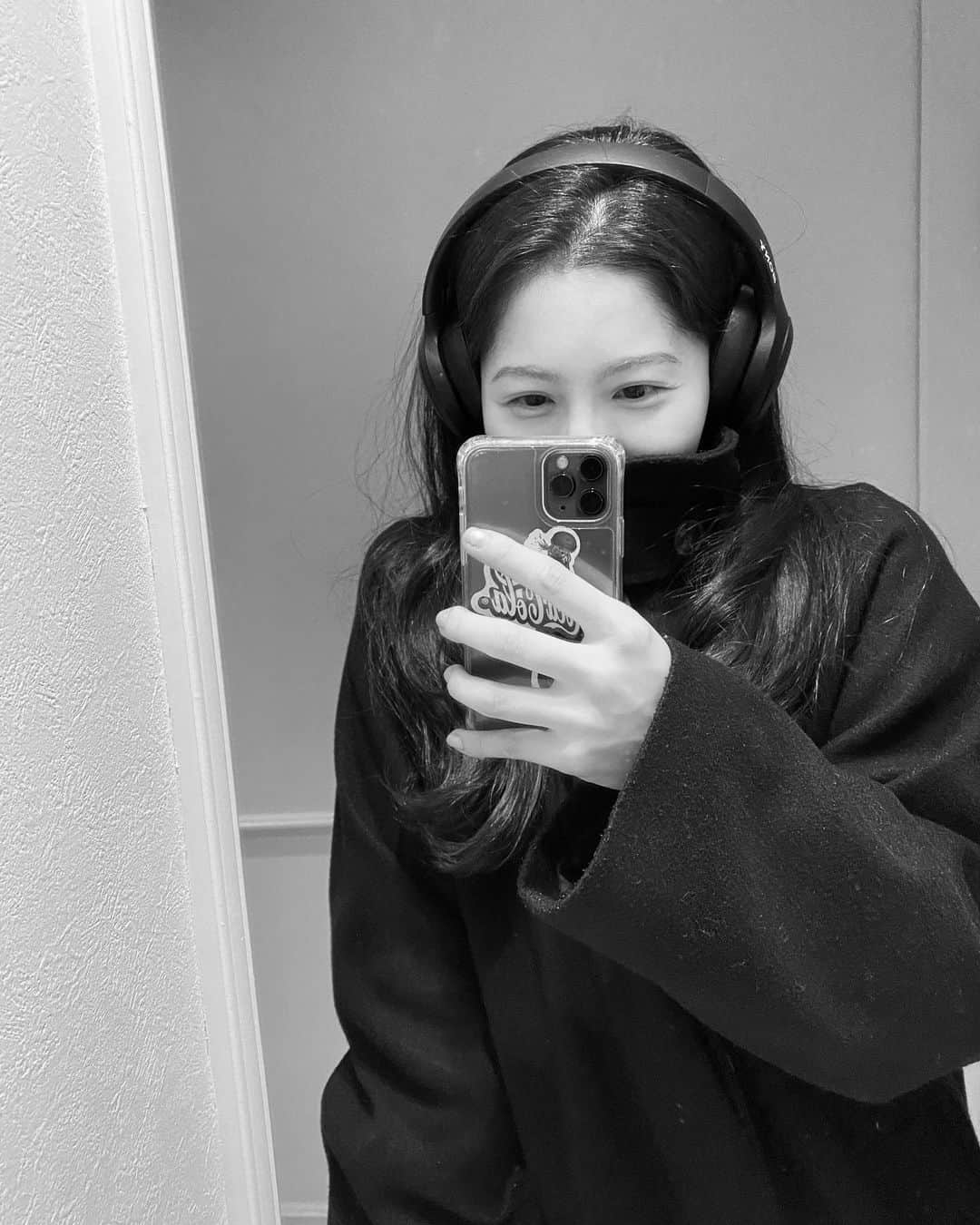 雪嶋桃葉のインスタグラム：「肩がキュッとなるこの季節。 とっても寒くなりましたね。 今年も早かったな〜。 時間があっという間です。 #久しぶりにある曲をまた永遠に聴いています #凄く好きな曲でずっとずっと聴き続けていた時が懐かしいです #音楽がくれる色褪せない思い出たまらないですね #音楽と記憶と香りが融合する時心がギュッとなります」
