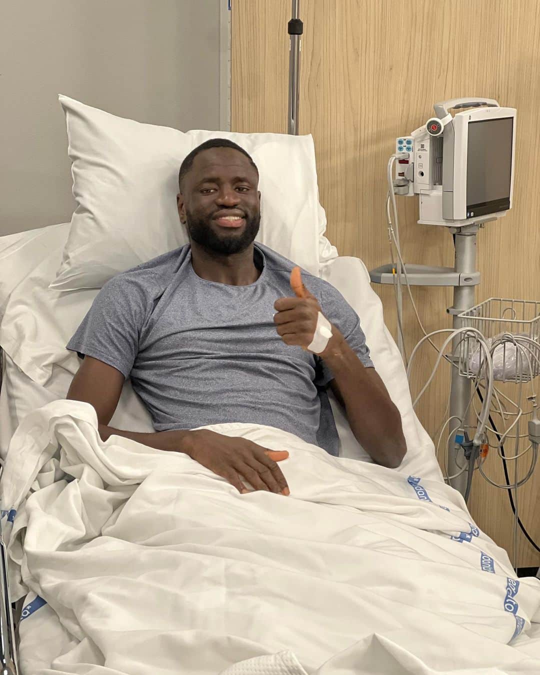 シェイフ・クヤテのインスタグラム：「It’s never easy and it's never over and it will be a fight renewed every morning, but it is possible! The pain you feel today is the strength you feel tomorrow!  Merci beaucoup pour tout vos messages de soutien qui m’ont fait beaucoup de bien. Ça me fait chaud au Coeur de voir votre gentillesse et votre bienveillance. Merci pour l’amour que vous me donner❤️🤗   #Alhamdulillahforeverything😊🤲🏿」