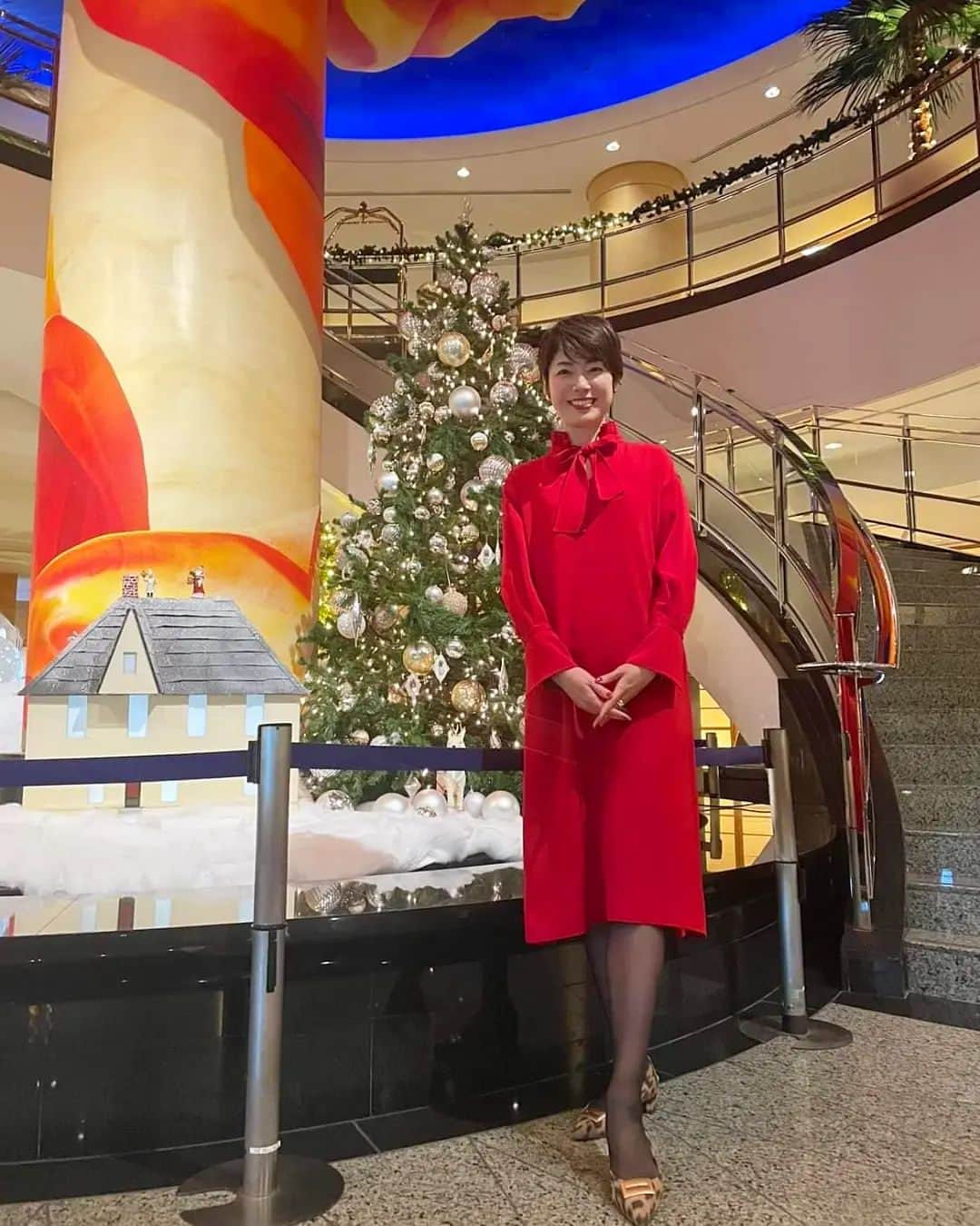 桐島瑞希のインスタグラム：「Merry Christmas🎄🎅🎉 今宵は素敵な会の司会をさせて頂きました🎤 ドレスコードが「どこかに赤を」とのことだったので、赤いワンピースで参上🥰 主催なのに、ガガになっちゃう@xgaganaoko さん、X Japanの紅を歌って下さった@fison517 さん❣️ ありがとうございました👏👏👏 (どんな会w)」