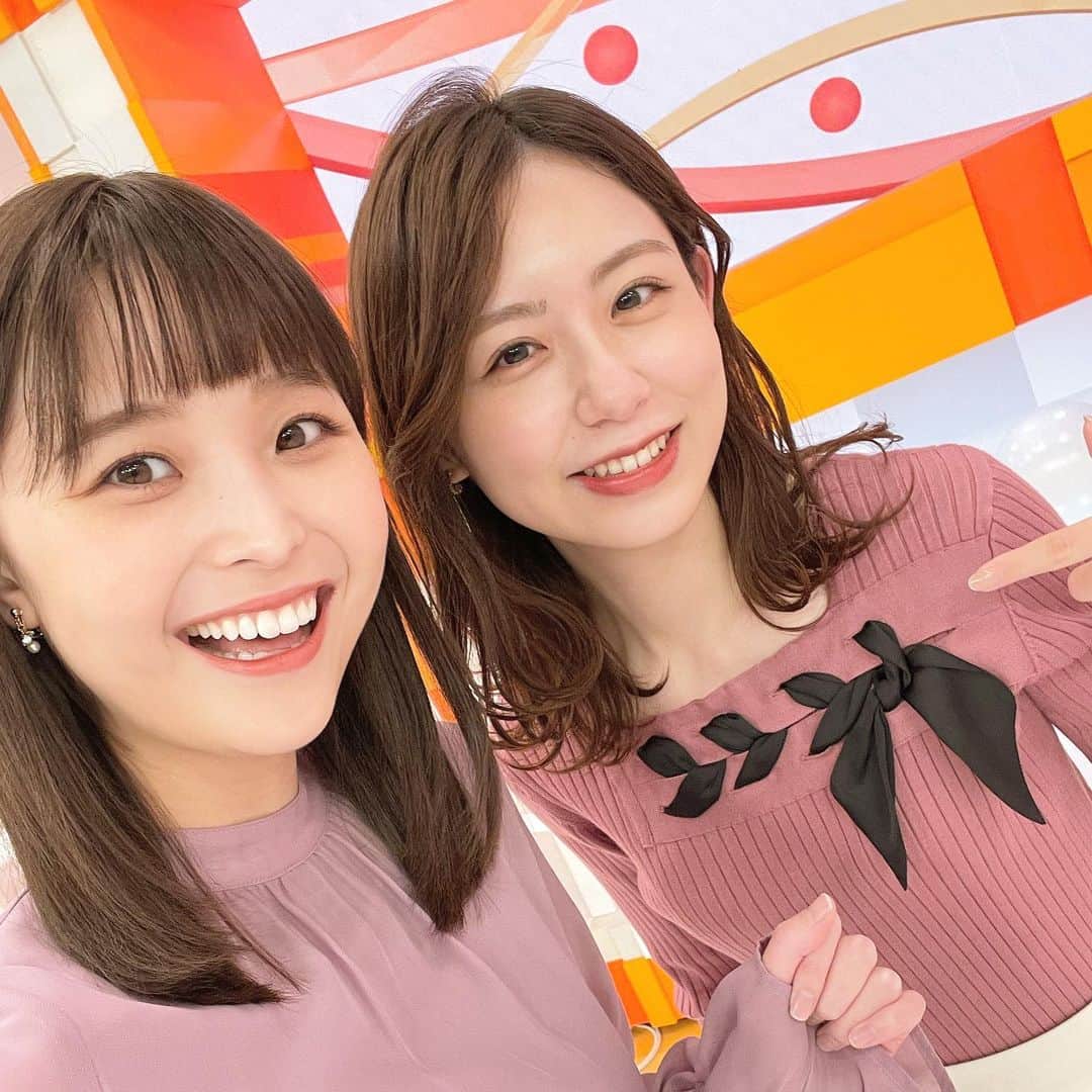 小山内鈴奈のインスタグラム：「渚さんと📸♡  今日の衣装の色が少し似ていました！  いつもおふざけに付き合ってくれる 優しい先輩です🤭」
