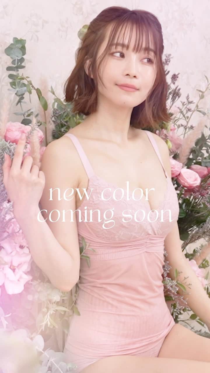 さくまみおのインスタグラム：「いよいよ明日…🕯💓 miourホリデーコレクション発売日です🎄  2022.12.17(sat) ■20:00〜カウントダウンLIVE YouTube(プロフから飛べます) 公式Instagram(@miour_official ) ■20:30〜販売開始 公式サイト(miour.jp)  #miour #ホリデーコレクション #クリスマスコフレ #ナイトブラ #ブラキャミ #ノンワイヤーブラ #ブラトップ #補正下着 #さくまみお」