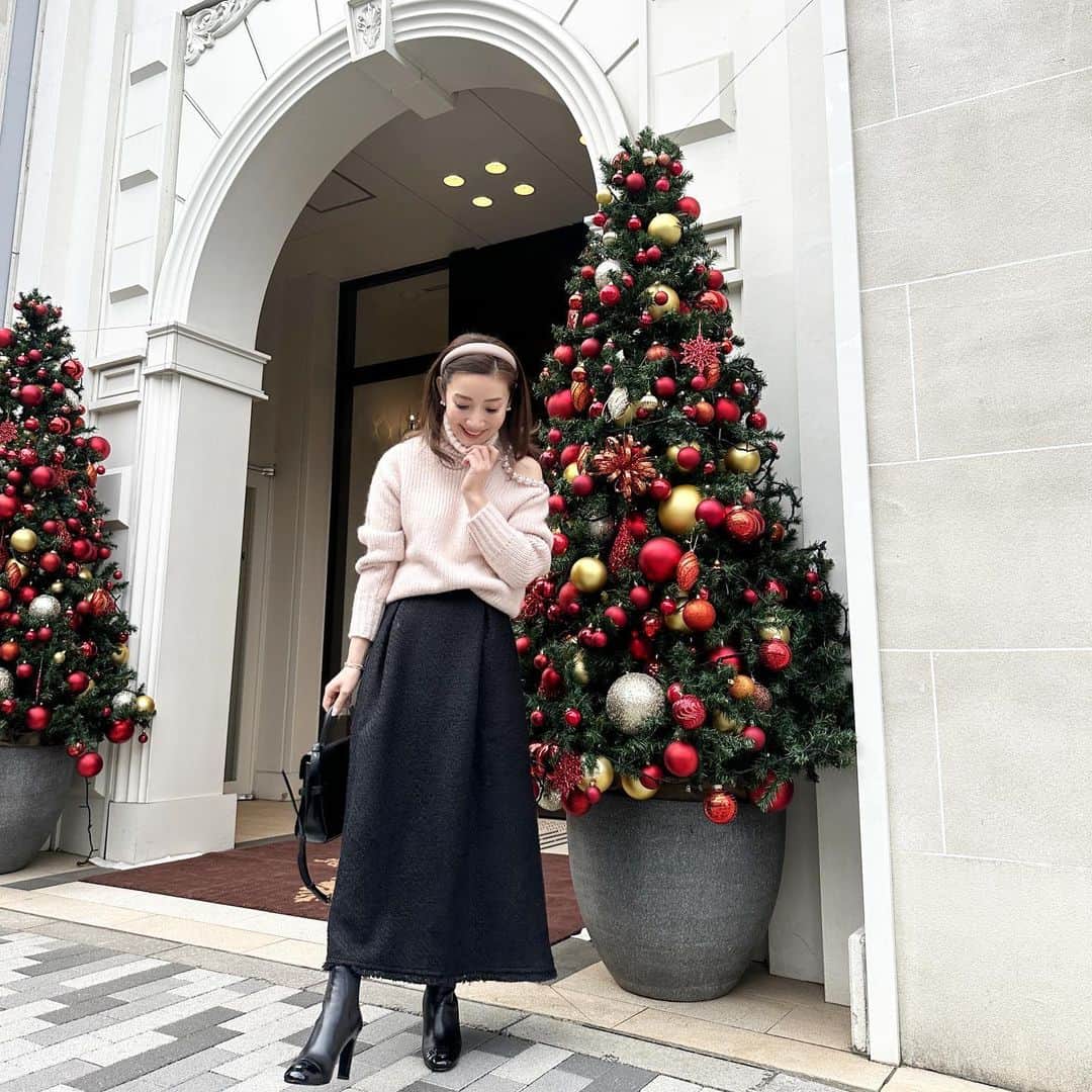 のインスタグラム：「・ ・ ショルダーデザインが可愛い♡ と思って買ったニットだったけれど 肩が寒かったぁ🤣🤣🤣  室内のみで着ようと決めました❣️  クリスマスウィーク前の金曜日🎄 今日は夜の街も賑わうんじゃないかな？ 忘年会などある方も いらっしゃるでしょうか？  Have a nice Friday☺︎*･  #coordinate #outfit #ootd #look #style #fashion #wardrobe #instagood #instafashion #コーディネート #ファッション #ママコーデ #ママコーディネート #ママファッション」