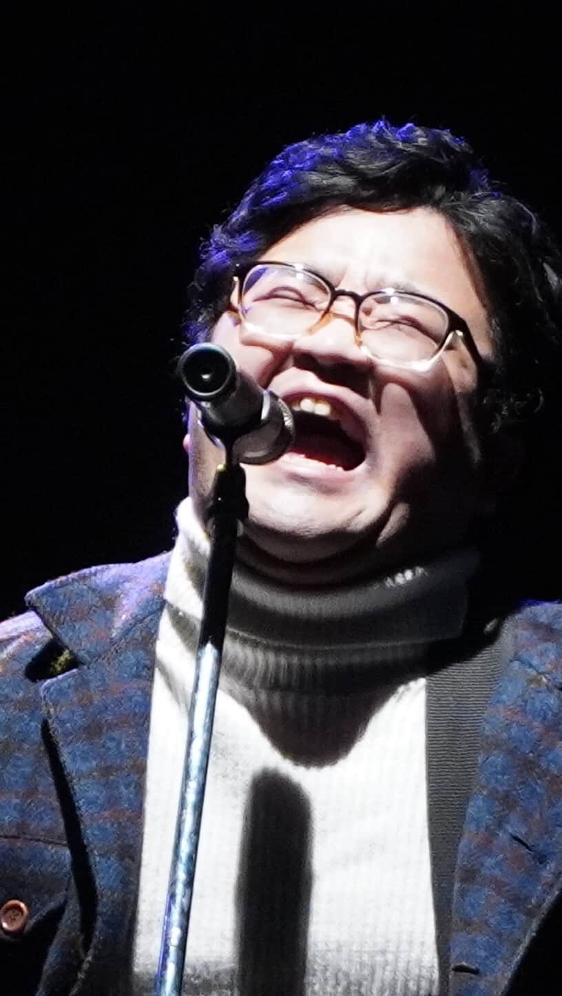 伊東先生のインスタグラム：「クリスマスメロディ　Music Video  先日の事務所ライブNEWCOMER Friday NIGHTで披露した新曲です！ この時期にぴったりなクリスマスソングになっています！サビが最高です！聴いてください！  #クリスマス #xmas #christmas #クリスマスソング #backnumber #backnumber好きな人と繋がりたい #歌ってみた #作曲 #ワタナベエンターテインメント」