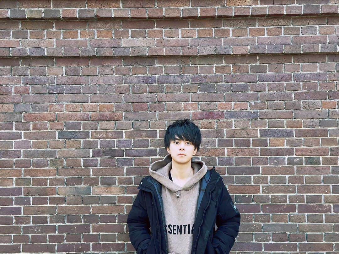 のインスタグラム：「今年もあとちょっとやなー🐼 みなさま体調崩さないように🙏  #ポートレート#写真#モデル#金沢#石川県#七尾市#パーカー#冬#寒かった#グルメ#ご飯#旅行#portrait#photography#japantravel #japanesefood #bass #guitar」