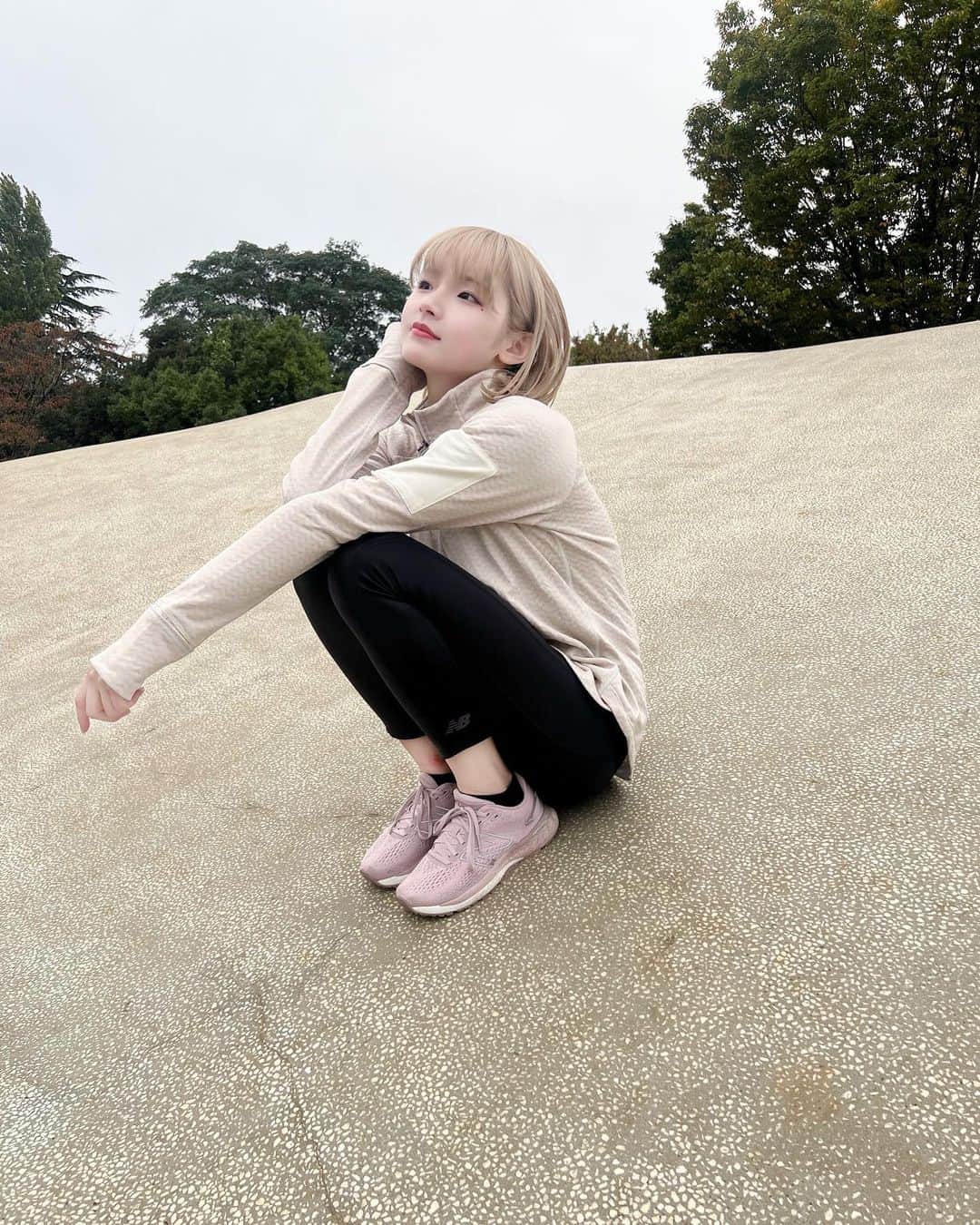 志村美希のインスタグラム：「⁡ 現実は5枚目🕸️ へばりつくのにずっと体幹意識してた🕷 ⁡ 👕: newbalance 👖: newbalance 👟: Fresh Foam X 880 v12 D12 【RINK】」