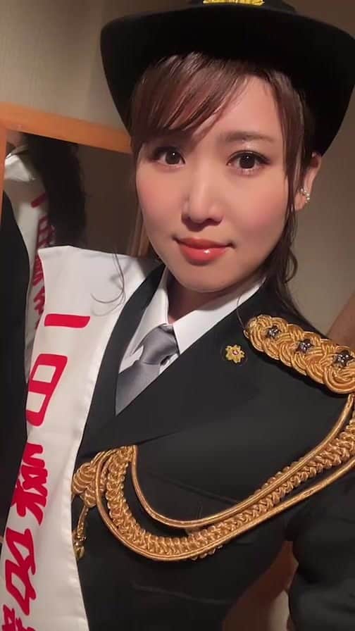 おかゆのインスタグラム：「桑名一日警察署長のおかゆです！👮🏻🌈  #桑名警察署 #一日警察署長 #感謝 #なばなの里 #三重県桑名市」