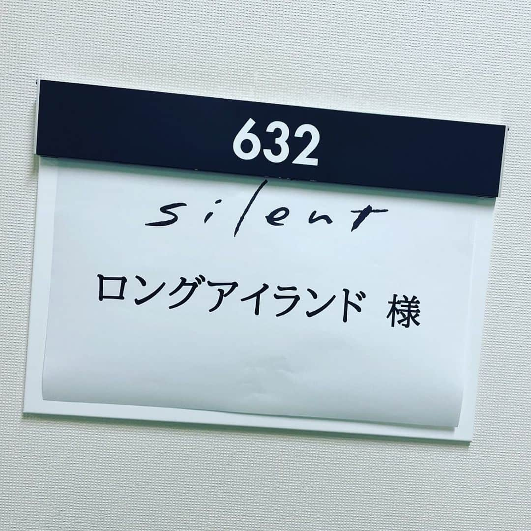 松原ゆい（ロングアイランド）のインスタグラム：「フジテレビドラマ【silent】ご視聴ありがとうございます 💁‍♂️これ気づいてくれた人は島民にも程あります 💁‍♂️鬼熱ドラマに参加させてもらえて嬉しいす 💁‍♂️ほんとうに変なところに変なヤツらが居ます #silent  #さすらいラビー」