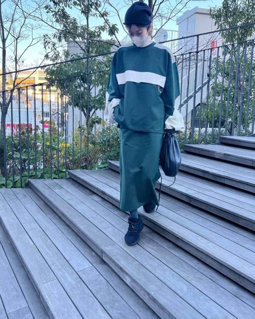 畑野ひろ子のインスタグラム：「TIME誌の世界一快適なスニーカーとして掲載されていた、@allbirds  最近かなりスニーカー率が上がっているので気になっていました！ 俳優のレオナルド・ディカプリオさんのが出資したり、レディーガガ、ブルーノマーズが愛用しているサスティナブルなスニーカーです。 そして、環境に与える影響を把握するために、温室効果ガス排出量 (カーボンフットプリント)を表示しているブランドで知られてます。 サスティナブルで、履き心地も、快適なこのシューズを娘達にも体験させてくて、一緒に選びに行きました。  メリのウールを使ったモコモコスニーカーをお揃いに。 とにかく軽い😆そして、洗濯機で洗う事も出来るなんて！ 歩く事の大切さ、楽しみを親子で共有したいなぁ。  #allbirds #オールバーズ」