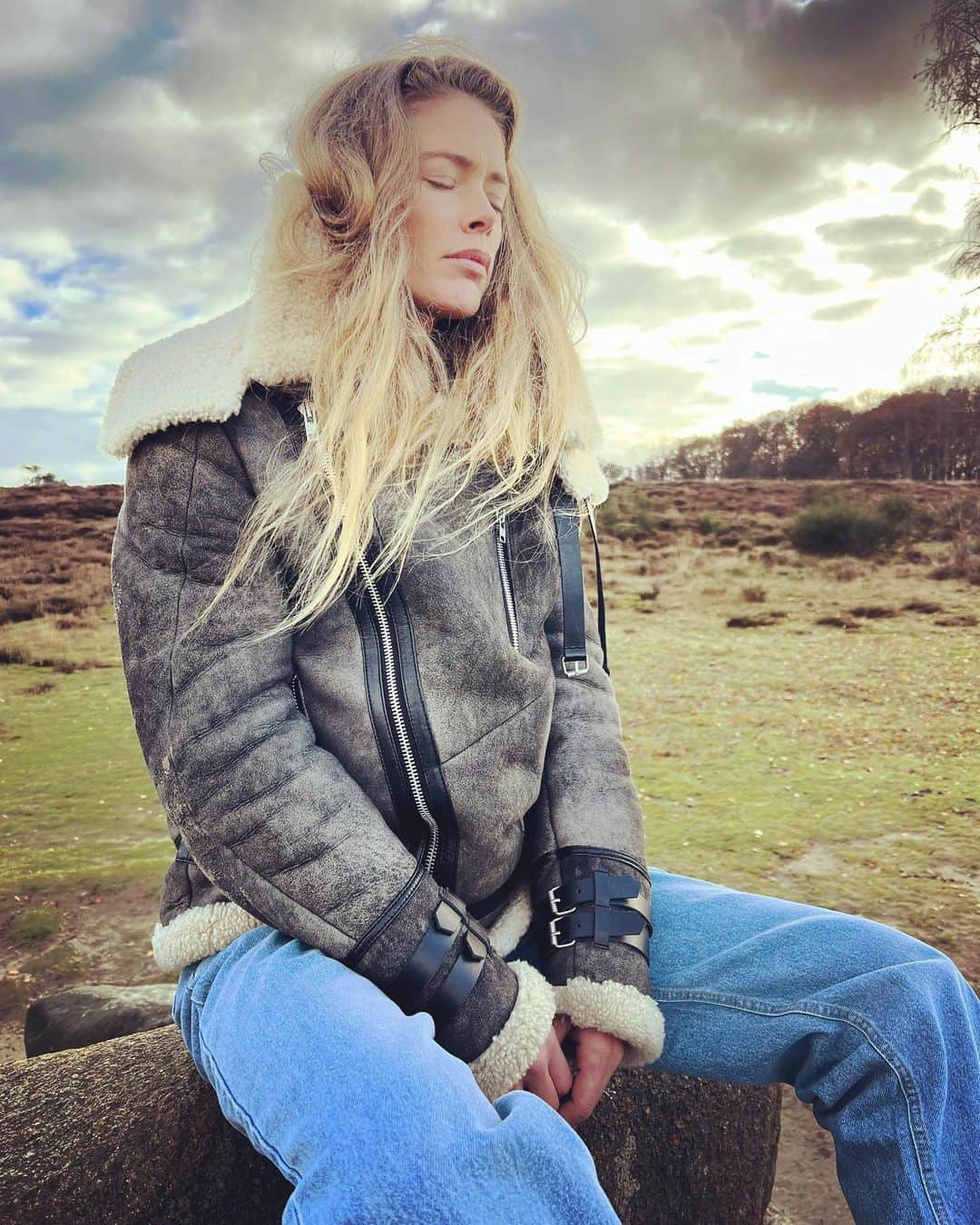 ドウツェン・クロースのインスタグラム：「I find myself in more conversations about consciousness, spirituality and life itself lately in the most unexpected situations. It makes me wonder if it is true that we are moving into higher states of consciousness and that many of us are starting to ask questions about life and the ‘Myth of normal’ as @gabormatemd writes about in his book so beautifully. It is what many indigenous cultures have spoken about. The end of times and a new beginning. Change usually goes hand in hand with chaos and isn’t that what we’re seeing in the world. Is this what we’re finding ourselves in? The new is already here but the old is just making a lot of noise?   As we’re all navigating these times I think we’re being invited to look within. When we truly learn to find love and compassion towards ourselves, our deepest fears, anger and all triggers our ego is trying to hide. It will become easier to love one another. I’m not saying the ego is bad but what has helped me is to give my ego a new task: to learn as much as possible about myself and be thankful to my mirrors (people or situations that trigger me) it has helped me to become more loving towards myself and the wolds and all living things. Maybe I’m too idealistic but what if we all dream of this world we could move a little quicker and there might be less chaos? Just my brain fart, just another one next to all of our opinions. Just take it or leave it;) or maybe look within why my message is triggering you 😜  I know the world out there will become louder and louder but I will keep freeing myself from all programs and trust the process. I will try not to be part of the loudness and will find the eye of the storm the calmness within. Divide is not an option. We’re all connected and all ONE! Remember who you are❤️ love you ❤️ (📷 @jettekevanlexmond)」