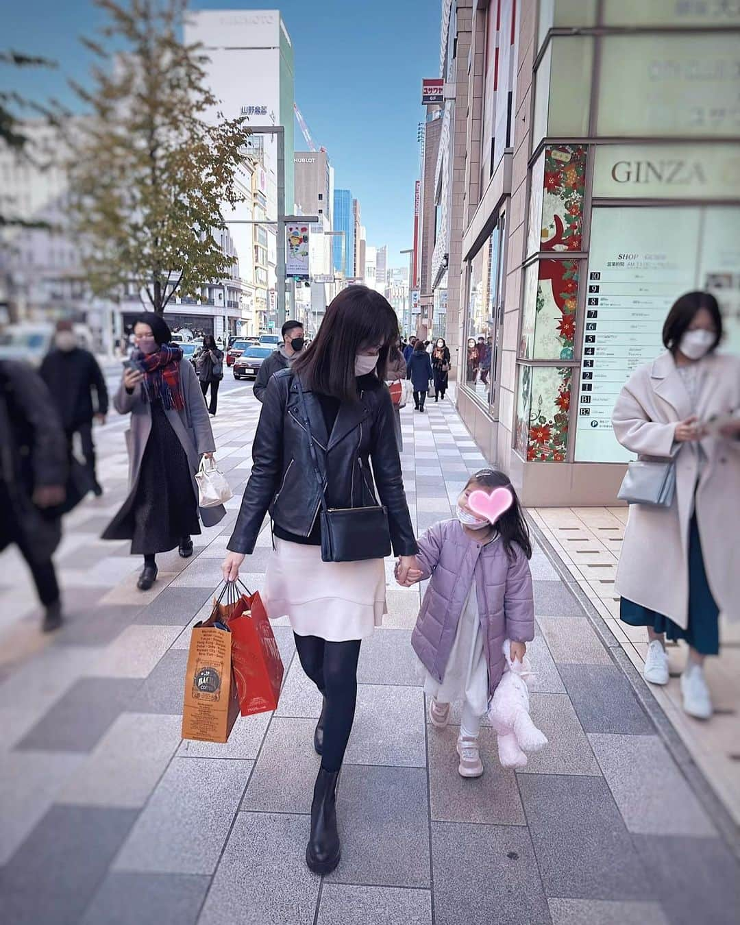 Shokoのインスタグラム：「＊Lifestyle＊ Currently spending 14 hours a day in the past week alone with no help with Baby S and I’m dead tired but she’s my only child and will be so I really cherish these moments. Especially when she’s growing up so fast, learning to walk, speak, etc.  Our first day in Tokyo was meeting up with family in Ginza. Brought some gifts from Singapore, Bacha Coffee which all my friends and family loved when I gave this to them last time I was here so decided to get the same with different flavor. Soon to open in Tokyo as well but not yet so there’s some exclusiveness.  My daughter was so amazed by all the window decorations. Although she was here in March, I think she’s aware more now that’s she’s closer to four.  I’ve noticed that Tokyo especially in the central area are becoming more kids friendly. Although there are still places where they will say kids not allowed or will tell you if your kids are making noise, please step away. What I love about Singapore is how kids friendly it is. Japan is still far away from that.   Will share kid friendly places on Stories as well.」