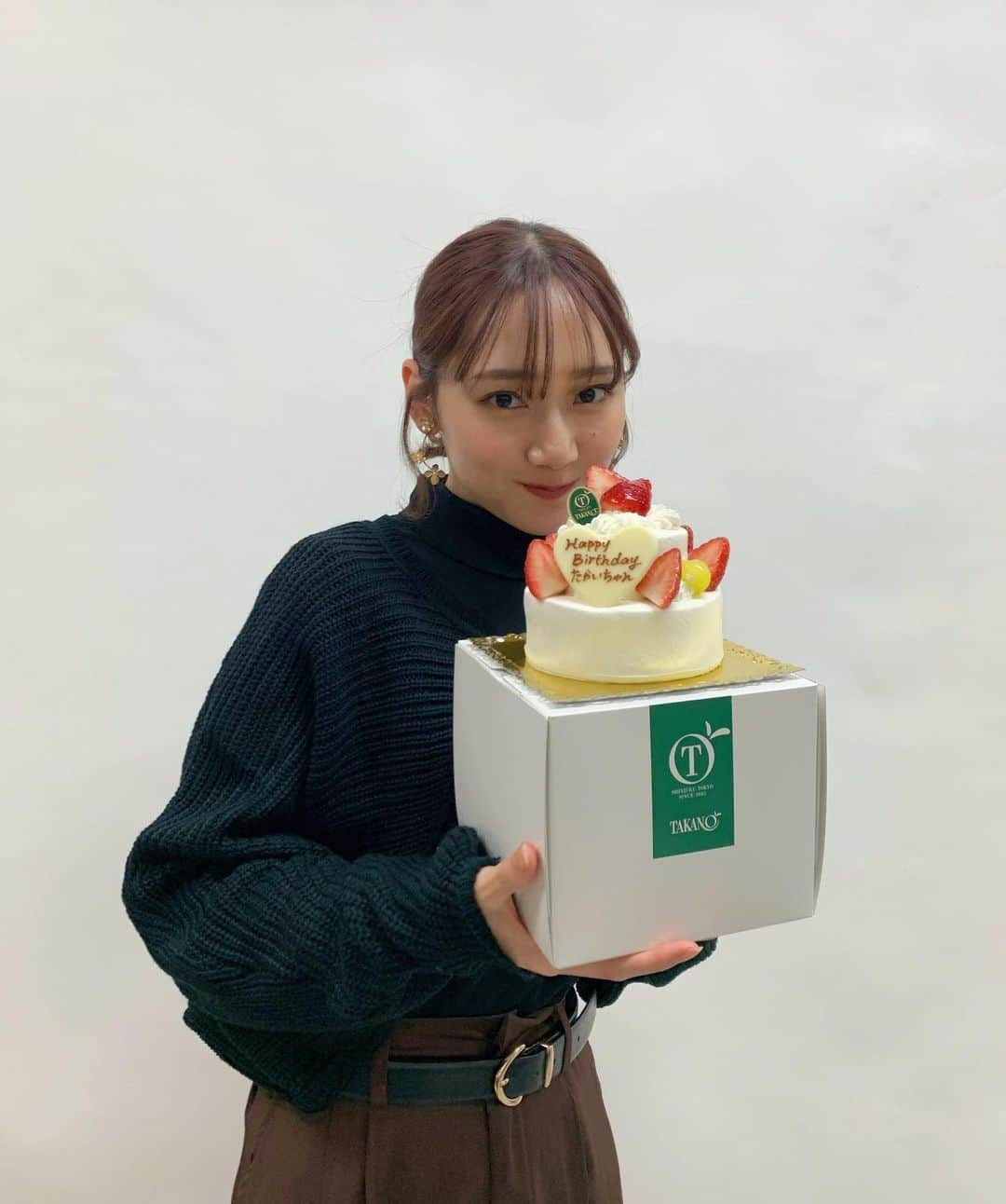 高井真菜のインスタグラム：「26歳になりました  誕生日が年末と言うこともあり よく1年を振り返ったりするのですが 今年は臆せず好きなように行動、 チャレンジできた気がします  皆様あっての今の私。 いつも応援頂き、 本当にありがとうございます。  26歳、素直に、健康に、 かっこよく生きたいと思います。 ヤー！！」