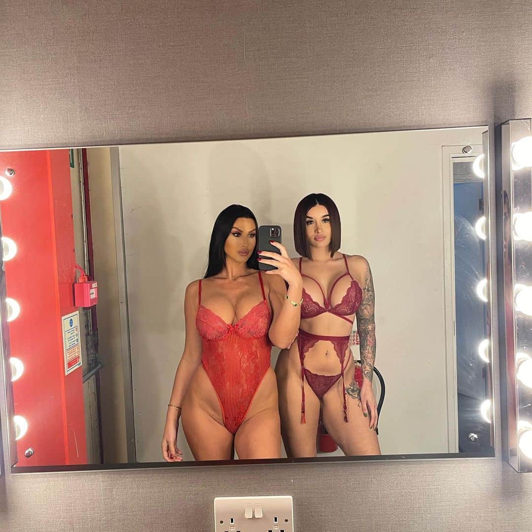 のインスタグラム：「Nights W Boo ♥️💋」