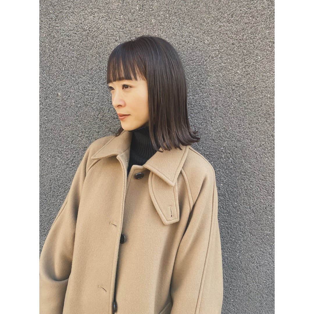 野尻美穂のインスタグラム：「サロン納め。 カラーが抜けやすい髪の毛なので、 暗めに整えてもらいました🥹 久しぶりの外ハネ仕様😚  ありがとやぎちゃん🫶🏻 @mieaoyagi  @laurun_hair   #最後の写真の水痕😇 #haircolor  #hair」