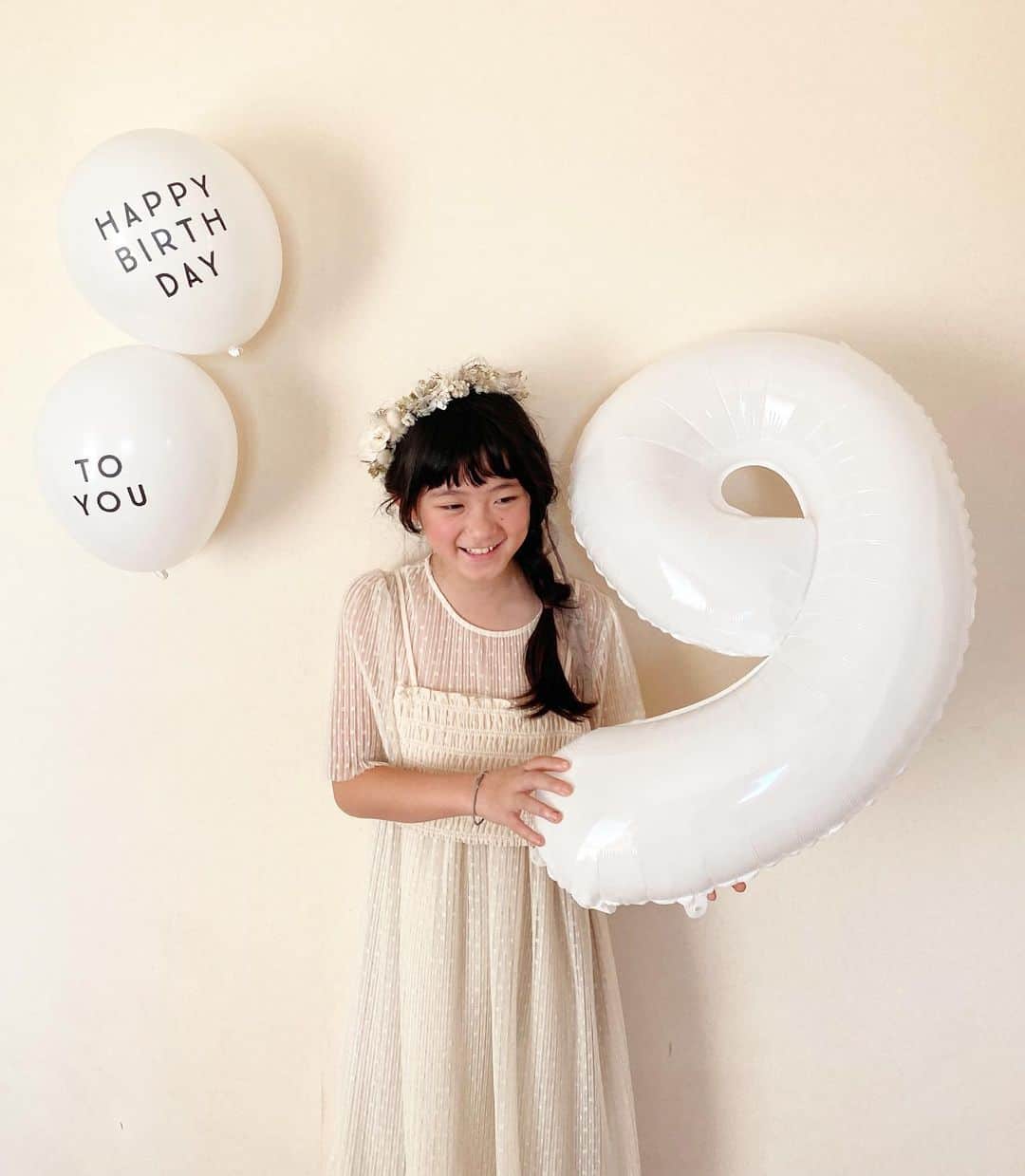 *yoko*さんのインスタグラム写真 - (*yoko*Instagram)「* ◇2022.12.16  Happy　Birthday🎂   9歳のお誕生日おめでとう♡   相変わらず天真爛漫な娘 そんなとこが大好き♡   お誕生日プレゼントは何がいい？って聞いたら、セリアで2万円分好きなものを買いまくりたい！って言った娘。 そんなとこも大好き♡   笑顔いっぱいの9歳になりますように...♡   #9歳#お誕生日#Happybirthday」12月16日 18時38分 - yococono