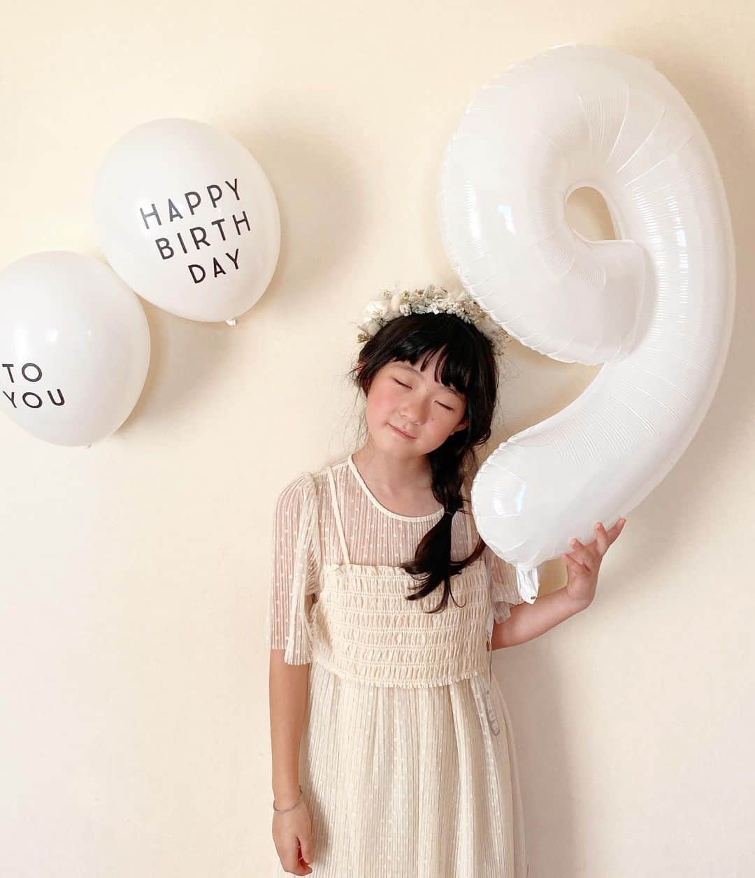*yoko*さんのインスタグラム写真 - (*yoko*Instagram)「* ◇2022.12.16  Happy　Birthday🎂   9歳のお誕生日おめでとう♡   相変わらず天真爛漫な娘 そんなとこが大好き♡   お誕生日プレゼントは何がいい？って聞いたら、セリアで2万円分好きなものを買いまくりたい！って言った娘。 そんなとこも大好き♡   笑顔いっぱいの9歳になりますように...♡   #9歳#お誕生日#Happybirthday」12月16日 18時38分 - yococono