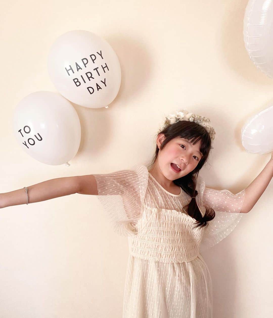 *yoko*さんのインスタグラム写真 - (*yoko*Instagram)「* ◇2022.12.16  Happy　Birthday🎂   9歳のお誕生日おめでとう♡   相変わらず天真爛漫な娘 そんなとこが大好き♡   お誕生日プレゼントは何がいい？って聞いたら、セリアで2万円分好きなものを買いまくりたい！って言った娘。 そんなとこも大好き♡   笑顔いっぱいの9歳になりますように...♡   #9歳#お誕生日#Happybirthday」12月16日 18時38分 - yococono