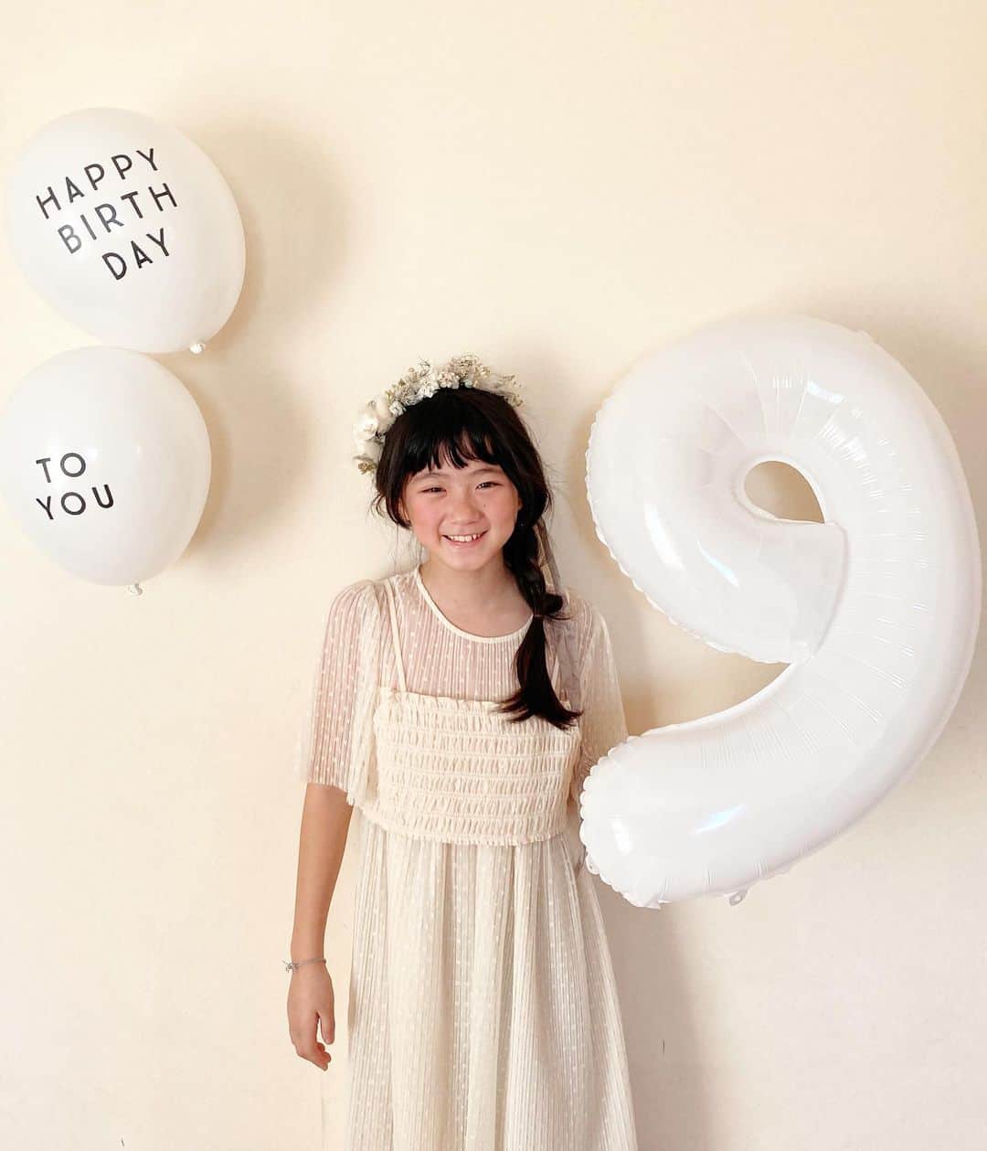 *yoko*のインスタグラム：「* ◇2022.12.16  Happy　Birthday🎂   9歳のお誕生日おめでとう♡   相変わらず天真爛漫な娘 そんなとこが大好き♡   お誕生日プレゼントは何がいい？って聞いたら、セリアで2万円分好きなものを買いまくりたい！って言った娘。 そんなとこも大好き♡   笑顔いっぱいの9歳になりますように...♡   #9歳#お誕生日#Happybirthday」