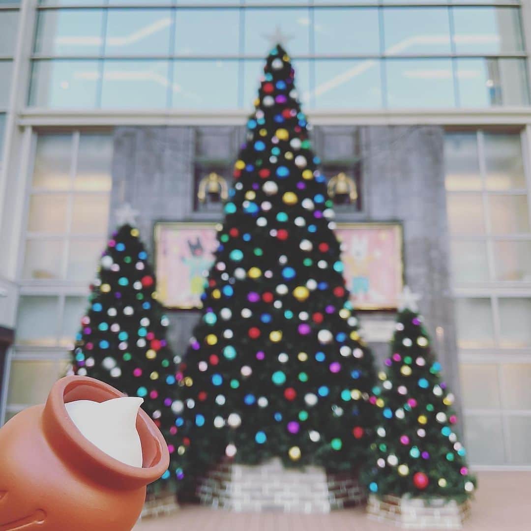 神戸フランツ 公式＠お中元はコミュニケーションのインスタグラム：「もうすぐ#クリスマス🎄 ⁡ クリスマス気分を盛り上げてくれるクリスマスツリーやイルミネーションで神戸の街はキラキラ✨そんな今しか見れない神戸の街をパシャリ📱 ⁡ まずは、JR三ノ宮駅前にある神戸阪急。 本館2階・山側入口前の「グランパティオ」に飾られたクリスマスツリーは、大小のツリーが並んでいて、一番大きなツリーはなんと8メートルもあるのだそう！！(夜のライトアップもされた姿もオススメ！) ⁡ そして次は北野へ。日も暮れだし、山手の坂の上から見下ろす町並みはより一層きれい。 キンと冷えた空気の中、黄色い灯りが温かみを添えてくれるので寒さを忘れて見入ってしまいます😍 ⁡ 事務所に戻ろうと、旧居留地の大丸神戸店周辺の街路樹のイルミネーションを見ながら歩いていると、三井住友銀行神戸本部ビル前広場から音楽が・・・ なんと、3年連続で開催見送りとなった「神戸ルミナリエ」の代替行事として、神戸ルミナリエの意義や想いを継承し、次回開催への願いを込めてロソーネという光のオブジェが設置されていました。（こども本の森がある東遊園地、神戸朝日ビル、南京町にも設置されているそうで、12月18日まで開催中！） ⁡ どのスポットも圧巻の美しさで、気づけばアルバムがイルミネーションで埋め尽くされていました😆 神戸にお越しの際は、いつもと違う雰囲気を楽しんでみて下さいね💝 ⁡ #frantzgram #神戸魔法の壷プリン #神戸フランツ #壷プリン #壺プリン #苺トリュフ #フランツ #プリン #スイーツ #神戸スイーツ #神戸ブランド #洋菓子 #お菓子 #神戸 #イルミネーション #観光 #神戸観光 #関西旅行 #神戸旅行 #お土産 #神戸土産 #kobefrantz #frantz #kobe #pudding #sweets #お写んぽ」