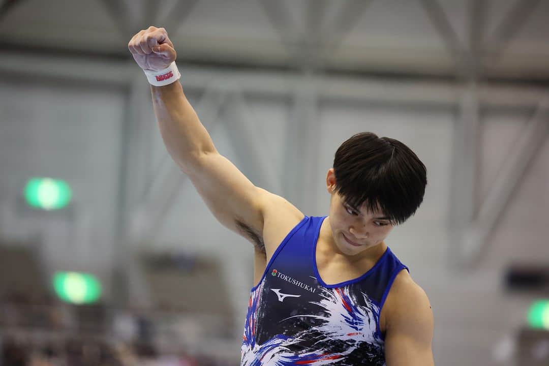 日本体操協会さんのインスタグラム写真 - (日本体操協会Instagram)「写真で #プレイバック シリーズ！　その2 https://www.instagram.com/gymnasticsjapan/  名勝負、名演技が多かった、#体操 #チーム #日本一決定戦 第76回 #全日本体操団体選手権。 『すべては、チームのために』 仲間と共に、仲間のために戦う選手たちの美しい演技を写真でプレイバック！　続いては男子！ Photo by AFLO SPORT @aflosport #JGA #artisticgymnastics #gymnastics #japan #日本体操協会 #体操ニッポン #日本代表」12月16日 19時00分 - gymnasticsjapan