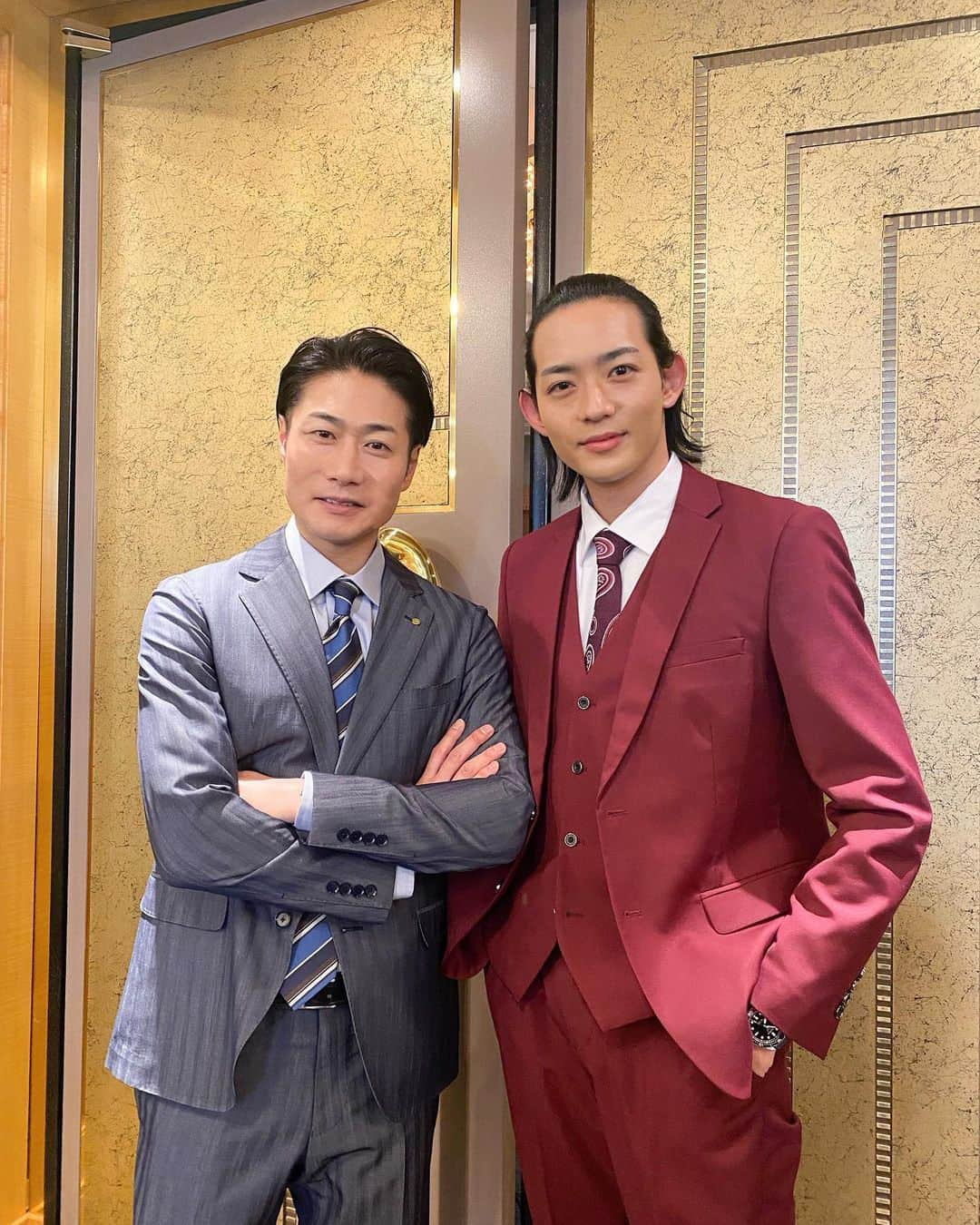 スタンドUPスタートさんのインスタグラム写真 - (スタンドUPスタートInstagram)「. 珍しい組み合わせの2人?!かもしれません🧐  #大陽 ＆  #高島 のツーショットをおさめました！📸✨  ゴールドの背景に負けない輝きを放ってますね🌅 1話を撮影したときの📷です👀…  OAもお楽しみに✌️  Twitterには別のショット📸載せてます、ぜひ𝑪𝒉𝒆𝒄𝒌 してください🥰   #スタンドUPスタート  #竜星涼 主演  #戸次重幸  #三星大陽  #高島瑞貴  #新水10ドラマ  #大陽and高島」12月16日 19時00分 - standupstart_fujitv