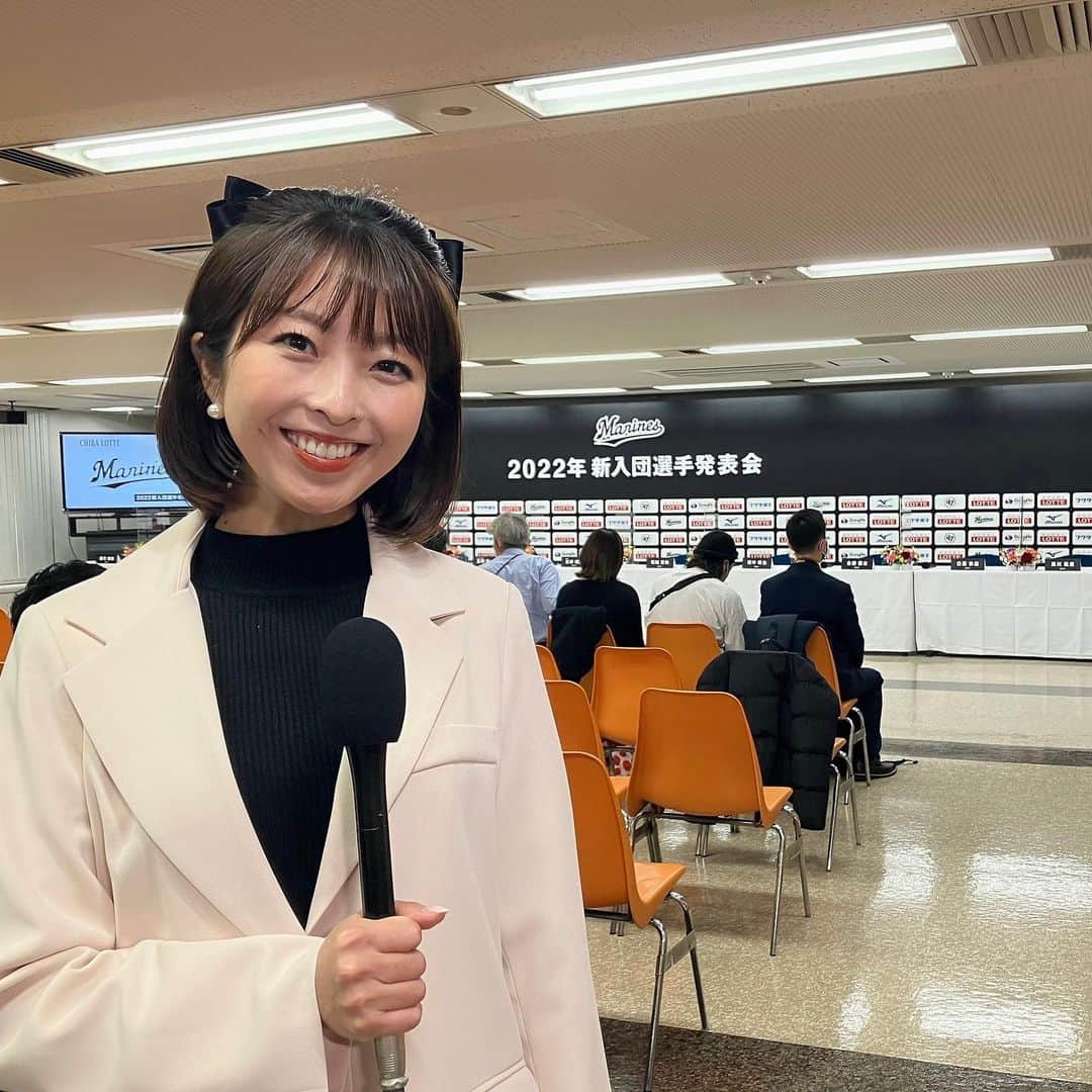 小尾渚沙のインスタグラム：「12/7に行われた、千葉ロッテマリーンズの新入団選手発表会に潜入してきました✨  明日の『MARINES FREAKS』では、その模様をお伝えします⚾️  そして、プロ３年目で同い年 #髙部瑛斗 選手と #佐藤都志也 選手の、スペシャル対談後編もお届け！✨   さらに球団公式チアパフォーマー「M☆Splash!!」の2023年新メンバーオーディションの模様もお伝えします😍  J:COMチャンネル(11ch)で毎月第１・３土曜日、12:30からオンエアです✨  マリーンズ公式YouTubeチャンネルでもご覧頂けますのでぜひ❣️ . . #chibalotte @chibalotte  #MarinesFreaks #新入団選手発表会」