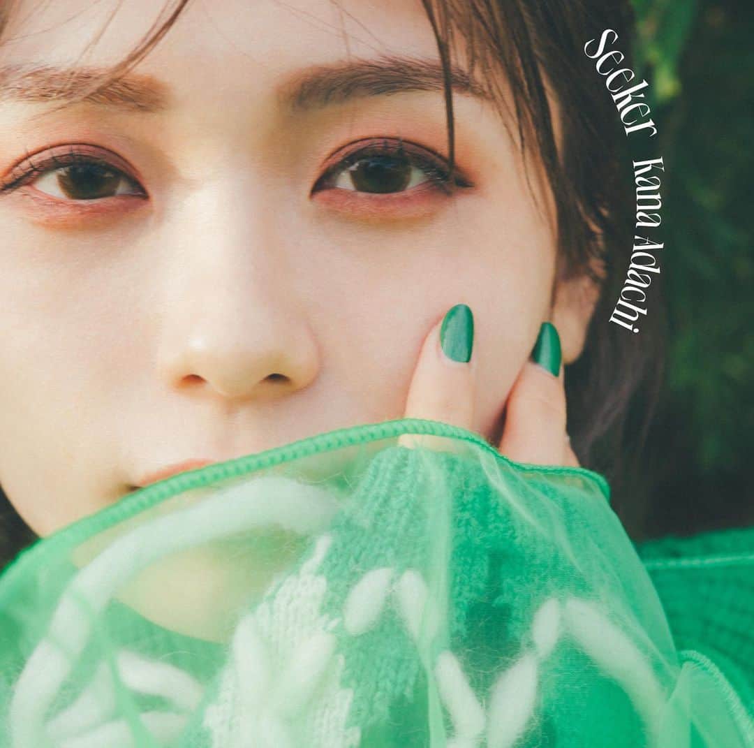 足立佳奈のインスタグラム：「アルバム「Seeker」 通常盤のジャケット写真だよっ。🌱  通常盤は、 オリジナルアルバムのみ入ってます！  収録曲も発表したよ！！ ↓↓↓  01.　Seeker（このアルバムの表題曲） 02.　オーマイガール 03.　Me 04.　ゆらりふたり 05.　DATE 06.　4321 07.　いまだけ 08.　リミット 09.　WALK 10.　Life Goes On（12月配信予定曲） 11.　今が一番ここちいい（編曲まで自分で手掛けました！） 12.　カンパイ（地元岐阜県の友達に向けて書いた曲！そしてバンドメンバーと一緒にレコーディングしました！）  ぜひ！！！❤︎❤︎ シンプルなアルバムの形、 通常盤もGETしてほしいなっ！！  これも予約できるから、 ストーリーのリンクから飛んでね！」