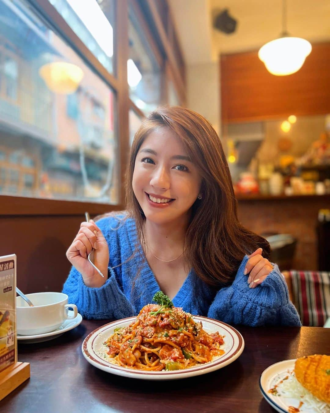 辜莞允（Nono Ku）のインスタグラム：「「好きな食べ物なんですか？」 「#ナポリタン！」  看完了初戀 誰不想來一盤拿坡里義大利麵🫶🏼 我還穿了滿島光的初戀藍（？） 這家日式咖啡廳氛圍感滿滿滿 下次還想再來！ #初恋#FirstLove」