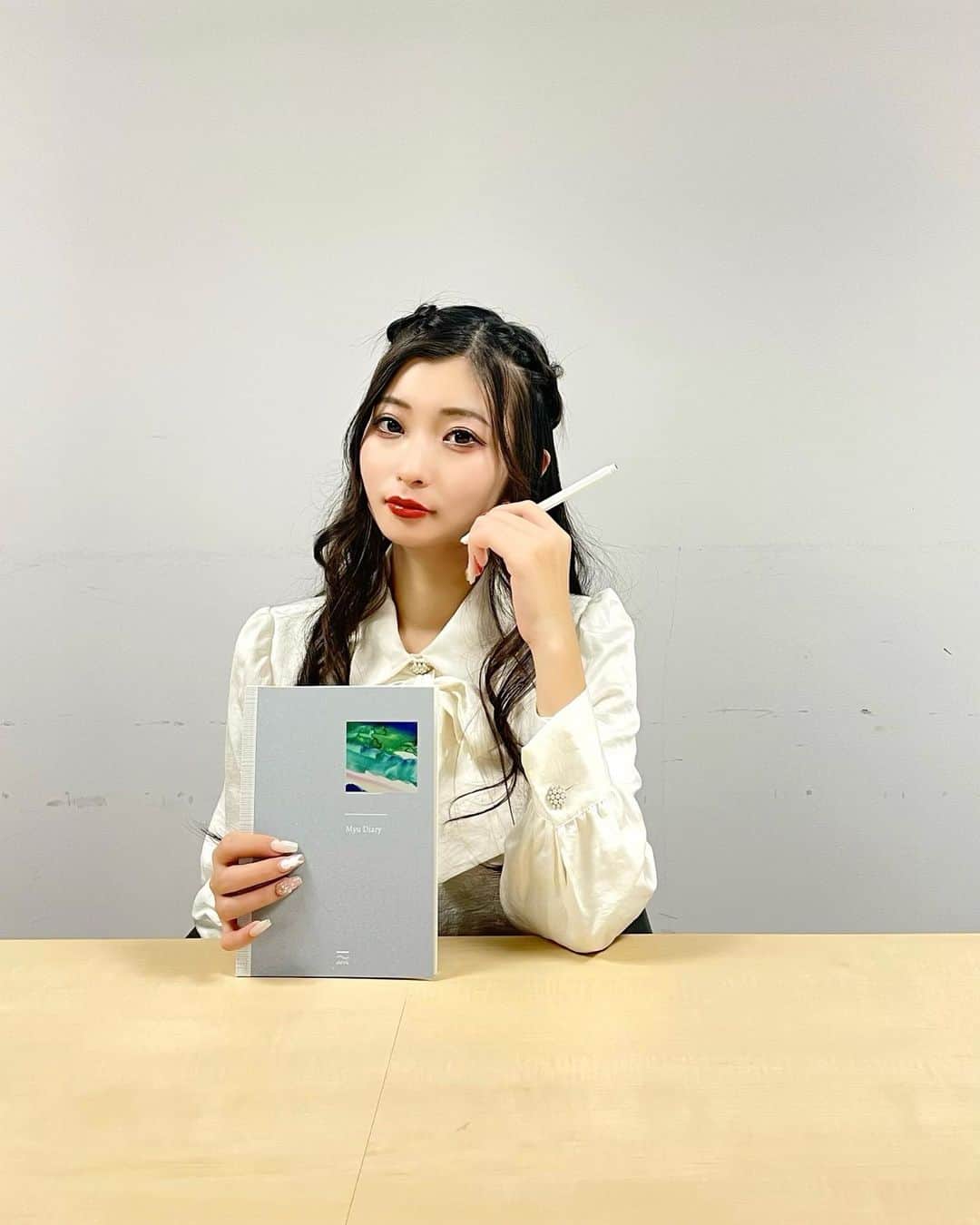 葦原海のインスタグラム：「どんどんデジタル化していくけど メモやスケジュール管理はアナログ派😂👍 　 コクヨ ( @kokuyo_kaitemiyoukana )の 人気商品であるノートブックを 表紙と紙質 カスタムして頼んでみた📖 　 3種類の紙質から選べるの！ 表紙には好きな絵を選べるんやけど 「アート」からデザインを選び購入すると 売上の一部がコラボしている障害のある アーティストさんに還元されるんだって🌏 　 　 モノを買うとき 〈利便性や価格〉で選びがちやけど 《誰かの活動の貢献に繋がる》って事も 視野に入れてみると、自分の心にも余裕が生まれた気がするよ〜🕊🫧 　 毎日 最高の1日を過ごそう🫶🏻✨ 　 　 販売価格：1650円(税込,送料込み) 　 . . . #私だけのノート #コクヨ #文房具  #障害者 #アーティスト支援 #sdgs #ad  #アートに出会えるカバープリントサービス #ノート #文具女子」