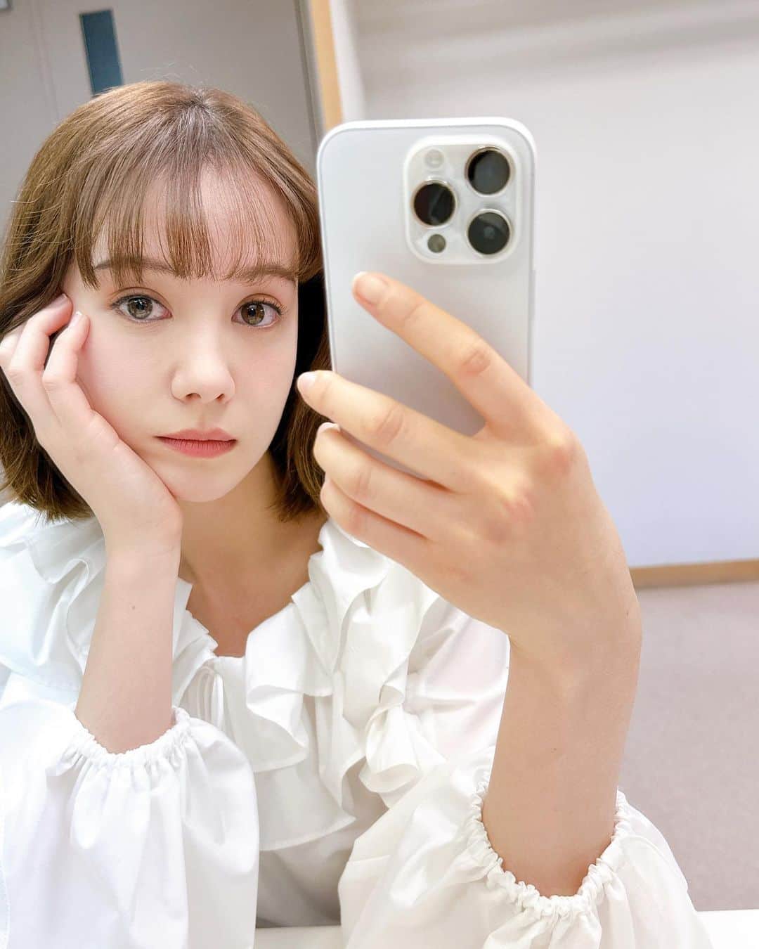 のインスタグラム：「@kyontokio さんが大人かわいいメイクしてくれました🥰  目の下にほんのりだけどライン入れたのいつぶりだろう💓ヘアメイクってわくわくしちゃう!  衣装は全身 @fray_id です。 形がキレイだった〜🤫」