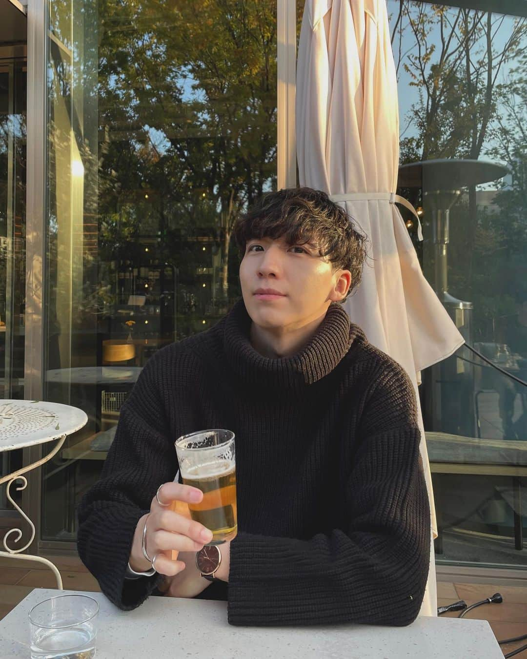 富井啓介のインスタグラム：「テラス×ビール＝ブラボー☝️  もう家のウッドデッキでも ブラボーできちゃう🍺  #🍺#🍺🍺#🍺🍺🍺」