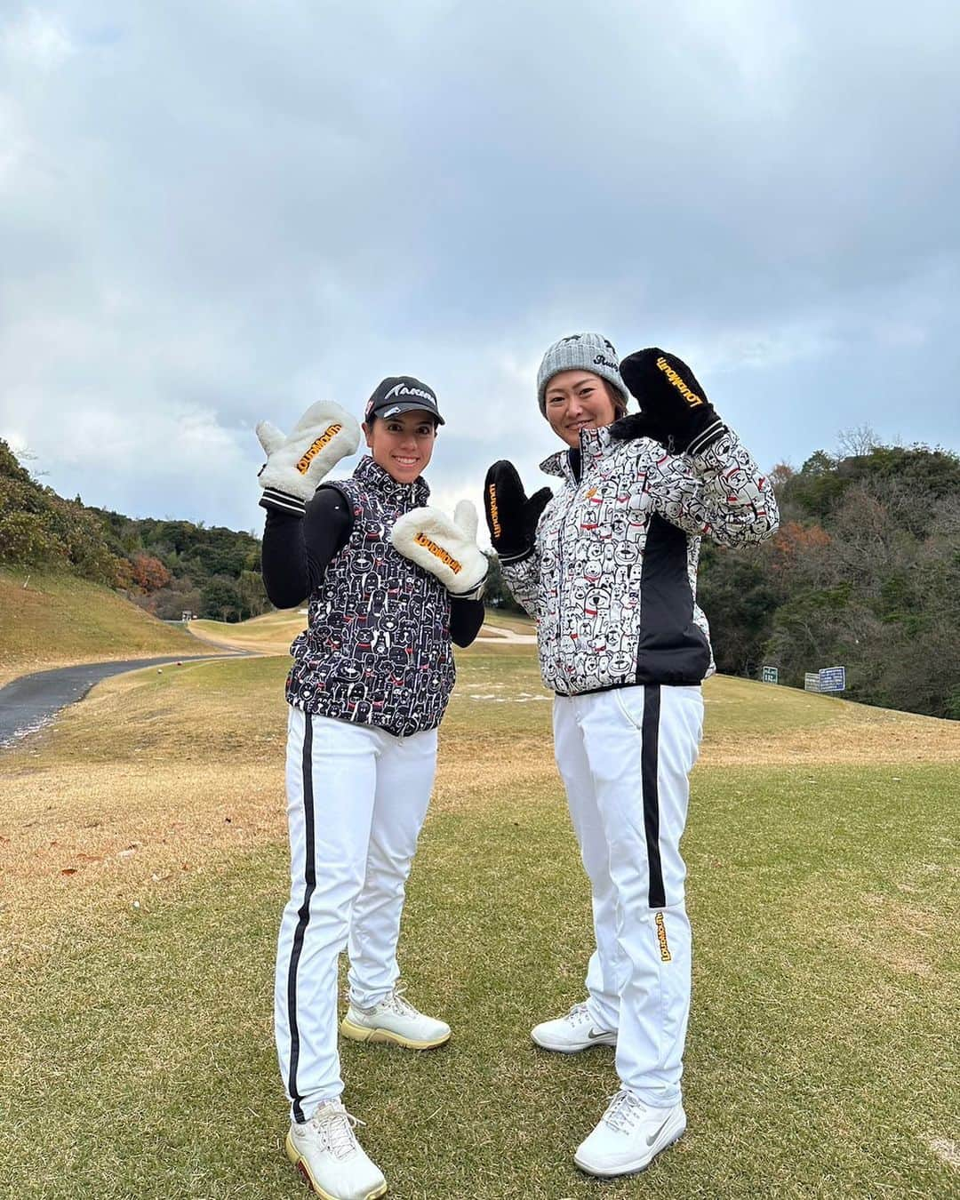 スタイヤーノ梨々菜のインスタグラム：「出雲空港カントリー倶楽部で、イベント⛳️ 西木さんはニアピン、私はドラコンの対決でした！ みなさんとの対決楽しかったです💪  ウェアを合わせてきましたー！🐶 @loudmouth_japan_official   そして、アンダーウェアはヒートラブ 雪や、あられが降ったりしましたが、最後までしっかりドライバー振れました！ 最強🔥 @zerofit_official   #出雲空港カントリークラブ #titleist #zerofit #golf #reve #mysole #ラウドマウス #loudmouth #lmclip #ラウドマウスコーデ #チームラウドマウス #iomic」