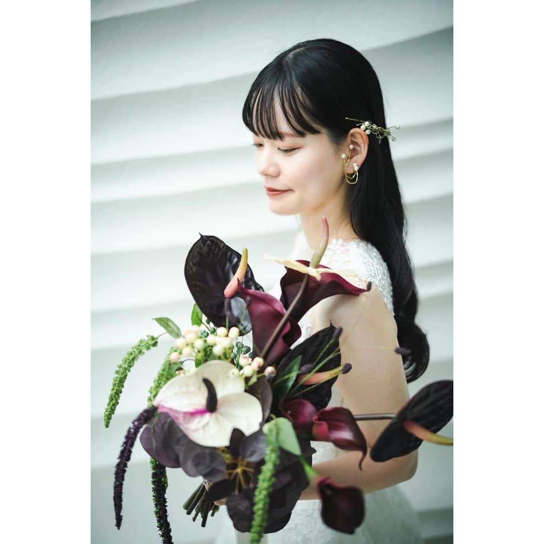 青木友里のインスタグラム：「○ 2022 花嫁様👰‍♀️ ○ ・ 今年もたくさんの花嫁様に出会え、とっっっっっっってもかわいいスタイリングをしていただきました🥹 今年の花嫁様もわたしの想像を遥かに越えていく、、❤️‍🔥 選んでいただいた皆様👰‍♀️ 本当にありがとうございました！ ・ 👰‍♀️こちらのSNSでも写真使っても良いという方ぜひぜひ💌くださいませ〜！」