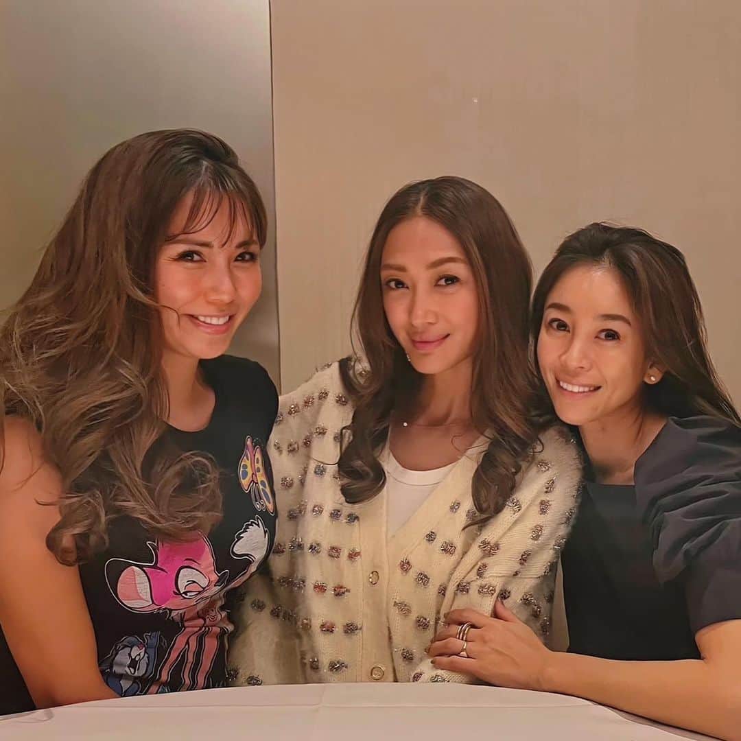 大桑マイミのインスタグラム：「大好きな❤️😘人達との 上海蟹nightしました。🫡 最高の食事、蟹のふわふわと、濃厚のmix🙏 止まらない会話。いくら時間があっても足りることはないでしょうね。 幸せをありがとう @akemi.1177  @mao_miyashita_」