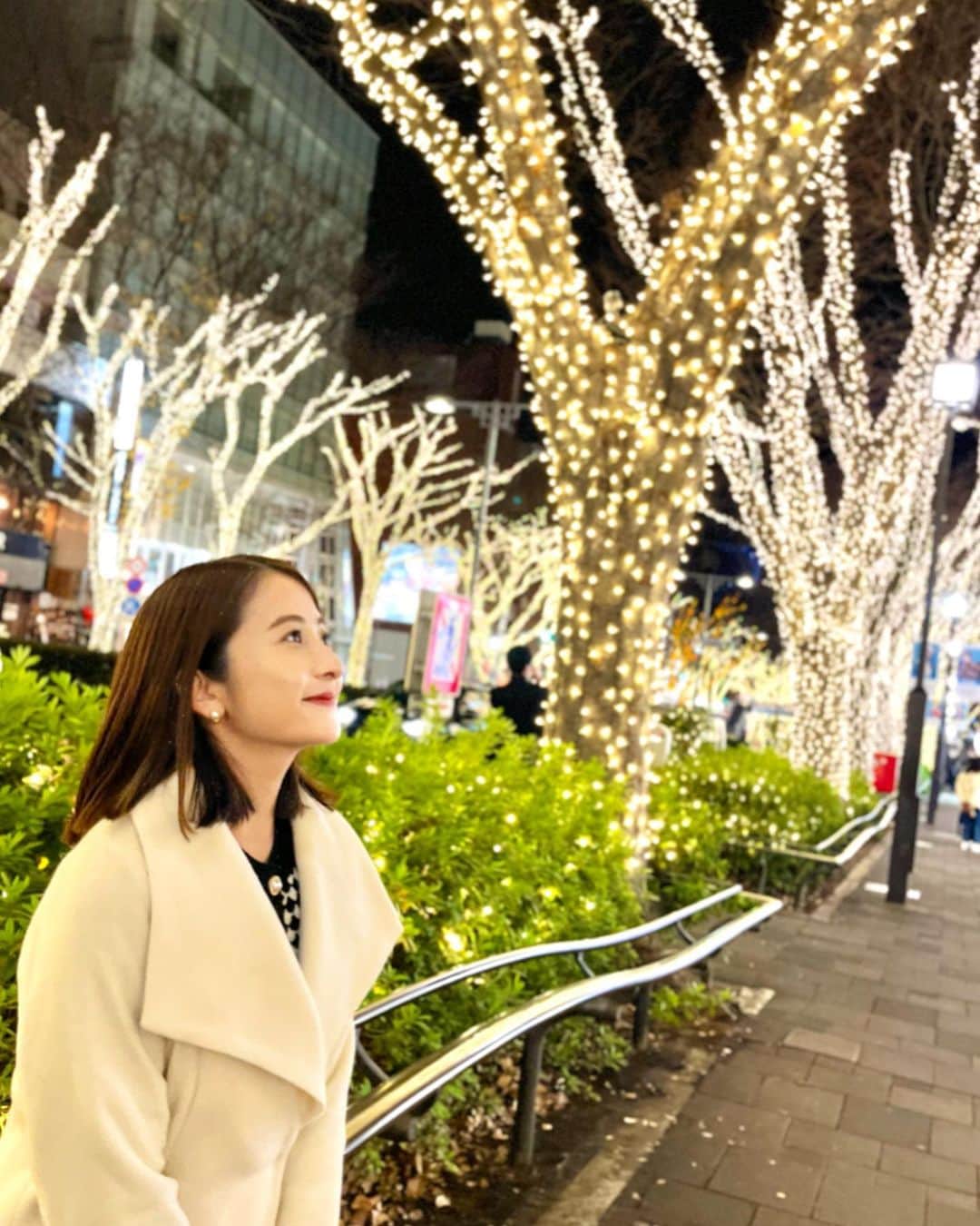 日比麻音子のインスタグラム：「大学の友達と、よる散歩💫  当時と比べて街は少しずつ変わっても、 10代の頃と変わらない友人たちにホっ。  インスタ用にって、 たくさん撮ってくれてありがと🤣」