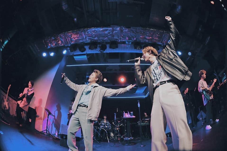 BuZZ【公式】のインスタグラム：「12.11 sun BuZZ New EP Release One-Man LIVE “Mood”  at. LDH kitchen THE TOKYO HANEDA  Setlist （★：未リリース曲） 01. L.O.C.O★ 02. The Express 不義遊戯★ 03. Candy Rain  04. CHOO SEXY 05. Forever Young 06. Mint & Co. 07. Cherry Pop 08. Hangover 09. 雪化粧★/Magnet★/Queen Size Bed★ (メドレー) 10. Chandelier 11. Love potion 12. ハミデルロマンス 13. D.I.P. - (Dive Into Paradice) 14.アイスクリーム 15.ワガママなメロディ  Photo by MASA  #BuZZJP」