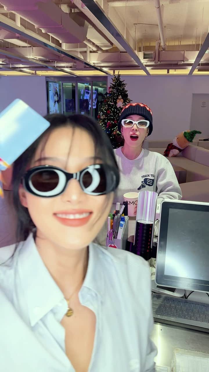 BoAのインスタグラム：「저기요! SM법카 주세요!!!🫰 with @_mariahwasa」